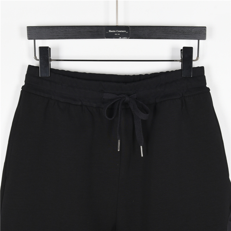 Prada /普拉达 25ss 太空棉下摆斜三角口袋拉链短裤