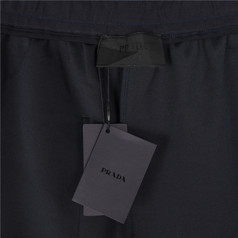 Prada /普拉达 25ss 太空棉下摆斜三角口袋拉链短裤