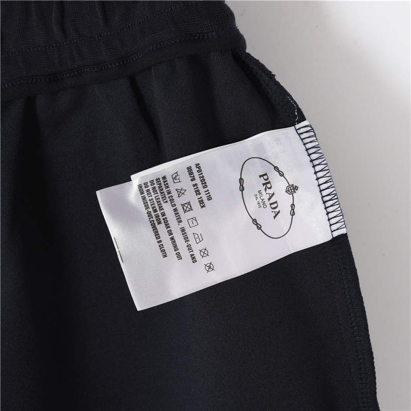 Prada /普拉达 25ss 太空棉下摆斜三角口袋拉链短裤