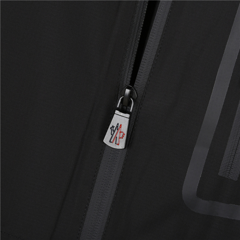 MONCLER/蒙口 胸口口袋拉链连帽外套 黑色 墨绿-Chinese UA Cheap High Quatity Brand Clothes Bags handbags Sneakers wholesale wholesaler seller from China Factory suppliers Fashion Clothing Shoes best Quality Beautiful Price MONCLER/蒙口 胸口口袋拉链连帽外套 黑色 墨绿