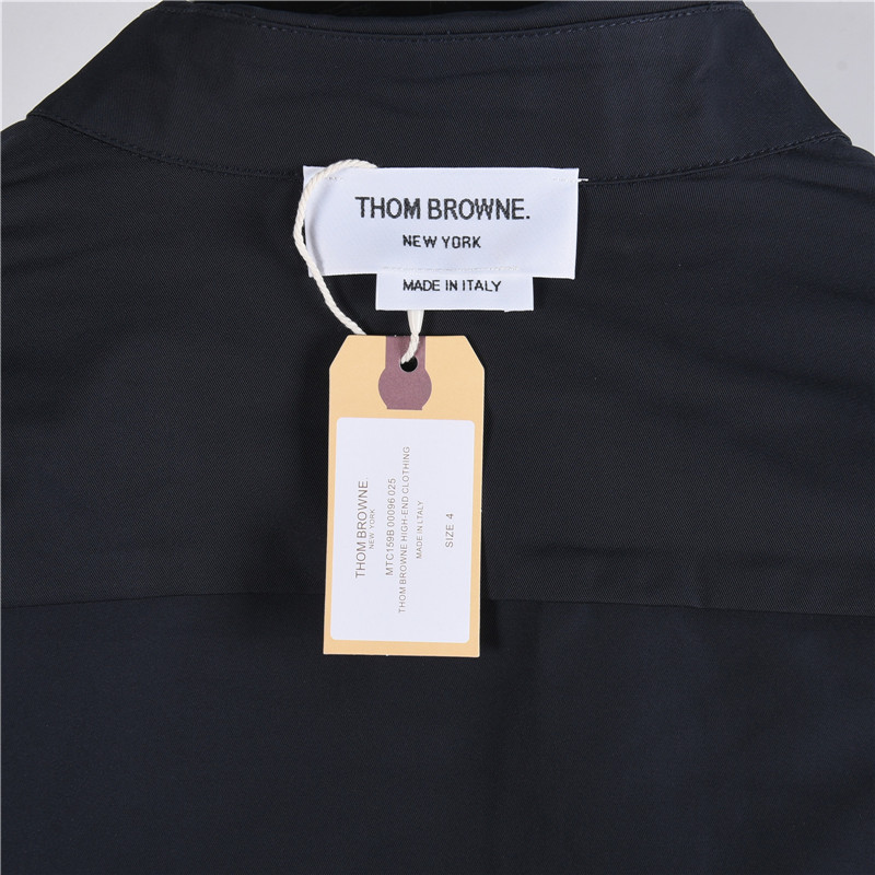 TB尼龙面料厚款风衣夹克衬衫 TB独家新款 THOM BROWNE 汤姆布朗 .TB尼龙夹克衬衫白色四道杠高版本重工衬衣外套 TB尼龙面料厚款风衣夹克衬衫 TB独家新款 THOM BROWNE 汤姆布朗 .TB尼龙夹克衬衫白色四道杠高版本重工衬衣外套