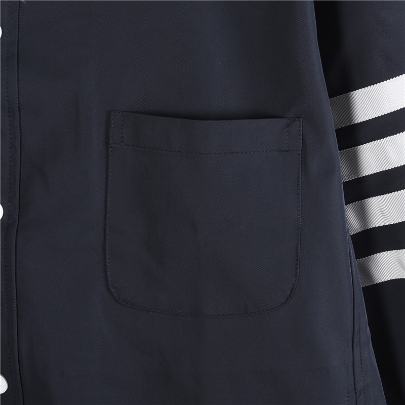 TB尼龙面料厚款风衣夹克衬衫 TB独家新款 THOM BROWNE 汤姆布朗 .TB尼龙夹克衬衫白色四道杠高版本重工衬衣外套 TB尼龙面料厚款风衣夹克衬衫 TB独家新款 THOM BROWNE 汤姆布朗 .TB尼龙夹克衬衫白色四道杠高版本重工衬衣外套