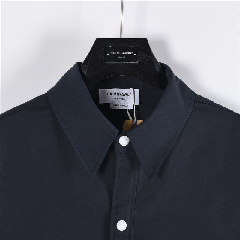 TB尼龙面料厚款风衣夹克衬衫 TB独家新款 THOM BROWNE 汤姆布朗 .TB尼龙夹克衬衫白色四道杠高版本重工衬衣外套 TB尼龙面料厚款风衣夹克衬衫 TB独家新款 THOM BROWNE 汤姆布朗 .TB尼龙夹克衬衫白色四道杠高版本重工衬衣外套