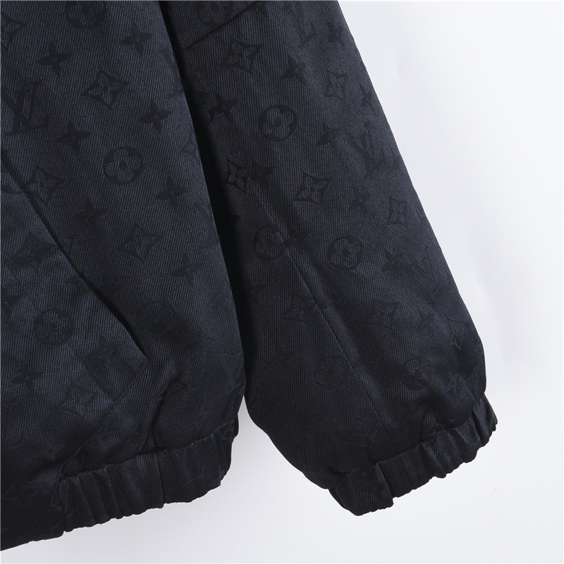 💰420（）
LouisVuitton/路易威登 25FW新款老花满印拼接棋盘翻领双面穿外套    
贸易渠道稀出，海外精品限量销售。户外风衣产品的典范，全身暗纹的商标彰显品牌辨识度。这款夹克兼备温暖且轻盈的特质。 最新款专柜同款首发，超正版型上身瞬间变欧巴，简约时尚的三维裁剪，工艺独特，上身效果极佳，彰显自信气质。除日常休闲外更能兼顾户外运动穿着，在旅行时穿搭也是相当不错的选择，轻松随意又显男神气质。
颜色：黑色
Size：48-56