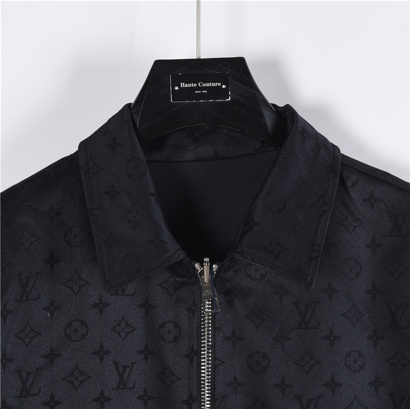 💰420（）
LouisVuitton/路易威登 25FW新款老花满印拼接棋盘翻领双面穿外套    
贸易渠道稀出，海外精品限量销售。户外风衣产品的典范，全身暗纹的商标彰显品牌辨识度。这款夹克兼备温暖且轻盈的特质。 最新款专柜同款首发，超正版型上身瞬间变欧巴，简约时尚的三维裁剪，工艺独特，上身效果极佳，彰显自信气质。除日常休闲外更能兼顾户外运动穿着，在旅行时穿搭也是相当不错的选择，轻松随意又显男神气质。
颜色：黑色
Size：48-56