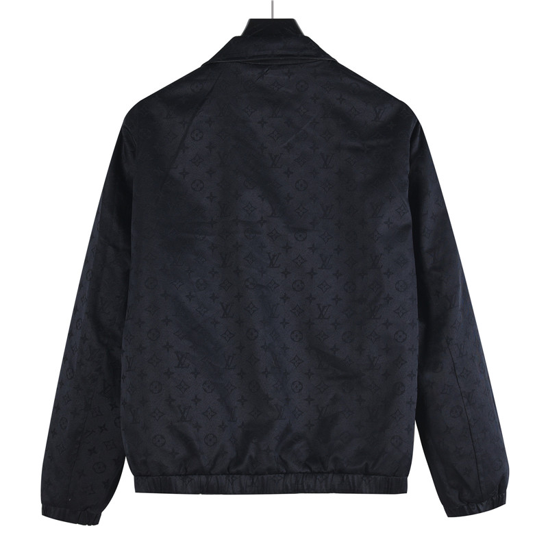 💰420（）
LouisVuitton/路易威登 25FW新款老花满印拼接棋盘翻领双面穿外套    
贸易渠道稀出，海外精品限量销售。户外风衣产品的典范，全身暗纹的商标彰显品牌辨识度。这款夹克兼备温暖且轻盈的特质。 最新款专柜同款首发，超正版型上身瞬间变欧巴，简约时尚的三维裁剪，工艺独特，上身效果极佳，彰显自信气质。除日常休闲外更能兼顾户外运动穿着，在旅行时穿搭也是相当不错的选择，轻松随意又显男神气质。
颜色：黑色
Size：48-56