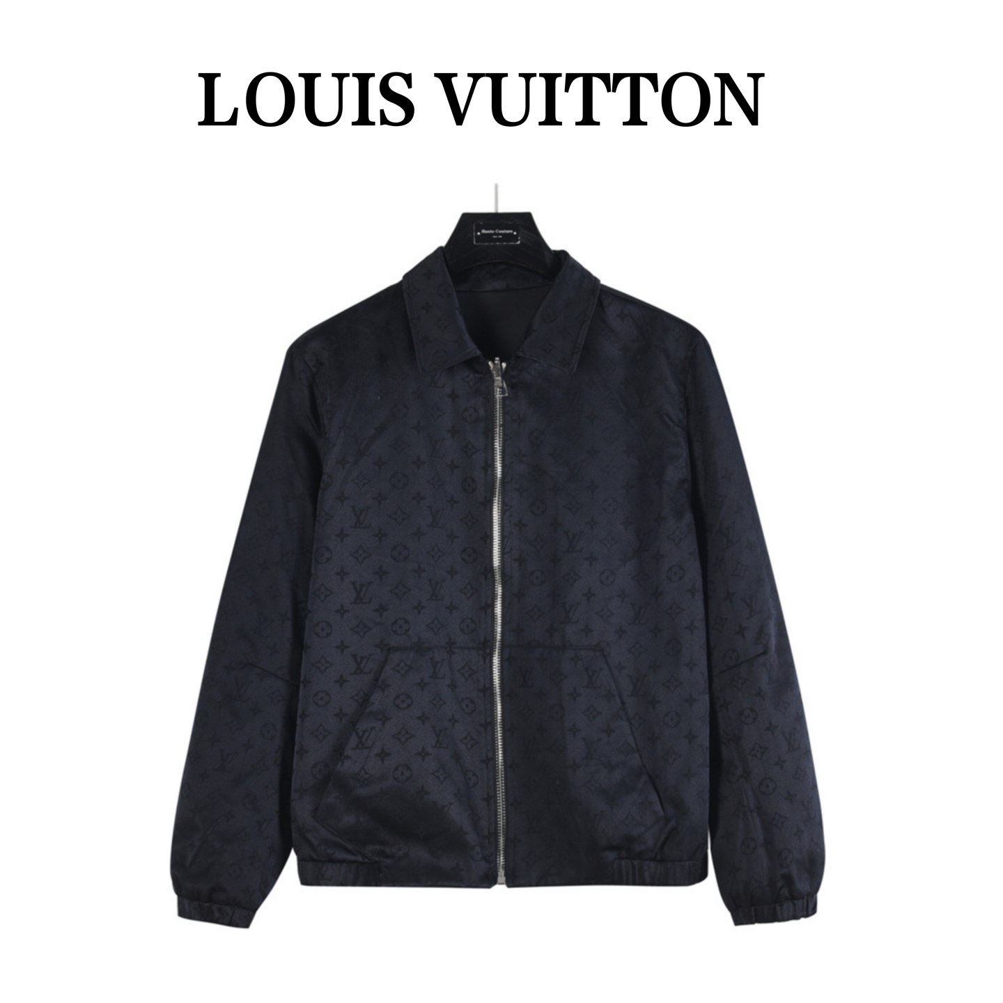 💰420（）
LouisVuitton/路易威登 25FW新款老花满印拼接棋盘翻领双面穿外套    
贸易渠道稀出，海外精品限量销售。户外风衣产品的典范，全身暗纹的商标彰显品牌辨识度。这款夹克兼备温暖且轻盈的特质。 最新款专柜同款首发，超正版型上身瞬间变欧巴，简约时尚的三维裁剪，工艺独特，上身效果极佳，彰显自信气质。除日常休闲外更能兼顾户外运动穿着，在旅行时穿搭也是相当不错的选择，轻松随意又显男神气质。
颜色：黑色
Size：48-56