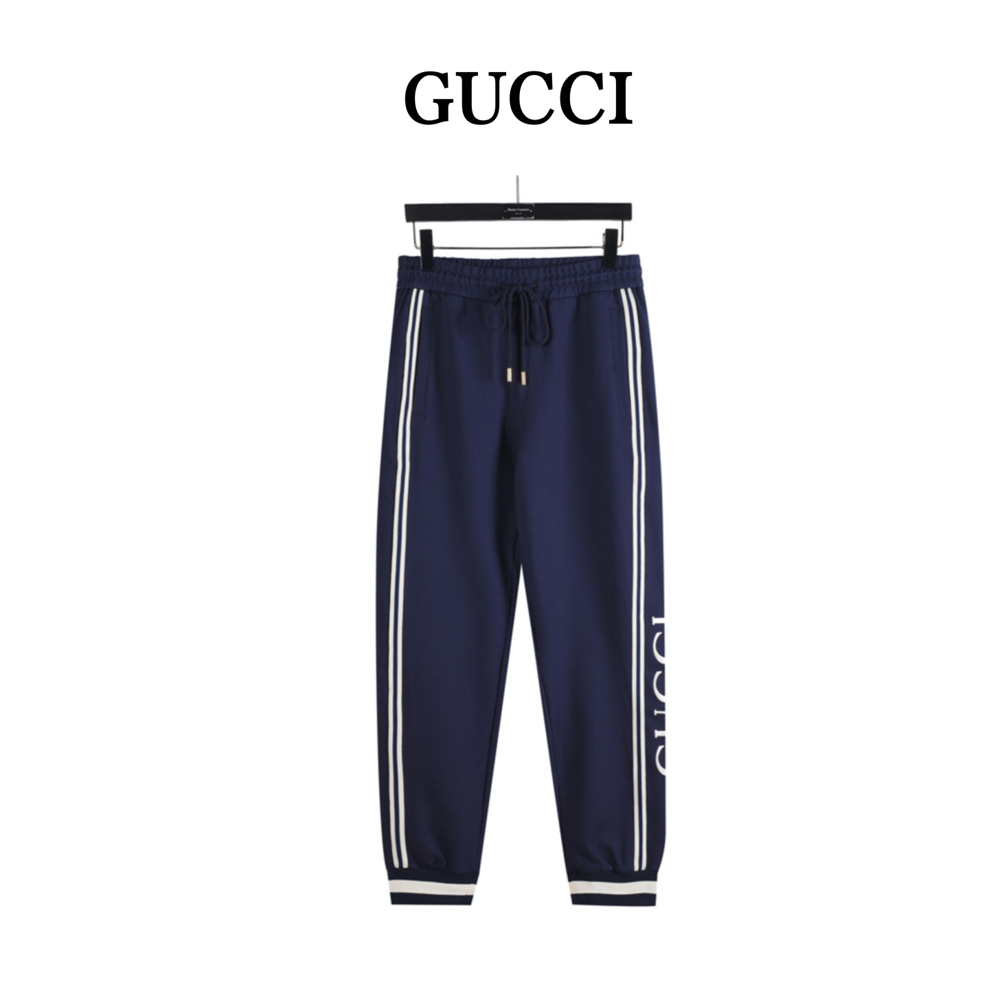 (支持放店) GUcci/古驰 25FW新款情侣长裤 区分市面通货,男女同款全新美学灵感趣味设计,渠道性质精品.让整体造型设计更加优雅时尚,今夏最火系列,无数明星潮人追捧.裁剪工艺细节处理工整为玩味时尚增添色彩!工整细致,合身的版型构造更是独具匠心,上身不仅有着出彩的辨识度更是减龄青春.一款穿着意义还有穿搭性能都很极致的款式,绚丽的色系调配,此款的工艺必然也是极致非凡,上身的舒适度绝对足够的强大,也是奢品本质的一种彰显!柔软轻薄,触感更是极端撩人,透气性能十分之强大,尤为适合春夏季节的穿搭所需,妥妥的穿着享受,并且各处的细节以及织带的工艺都是尽善尽美,更显高级感! 颜色:宝蓝