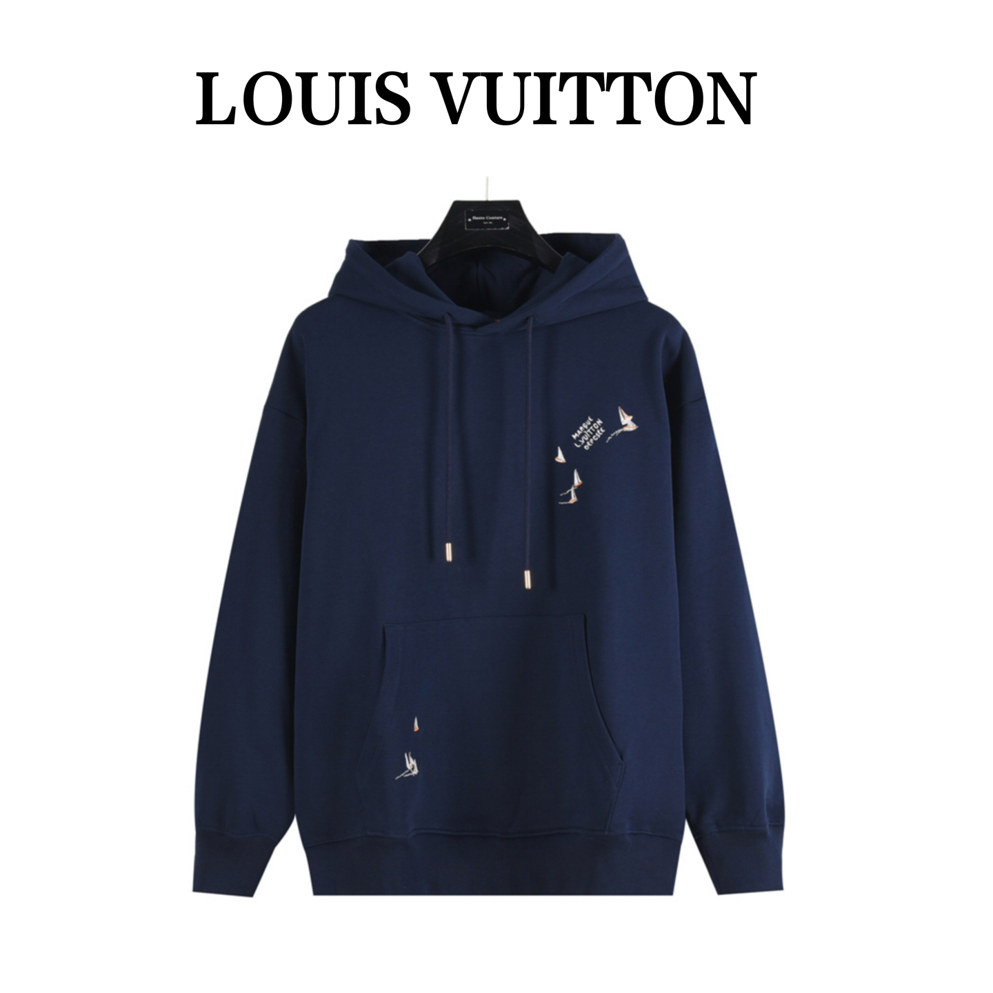 全年有货 年后可以退换放心推 () LouisVuitton/路易威登 25Fw帆船刺绣连帽卫衣 原版14800购入,原版定制480g全棉鱼鳞底布料,颜色按原版定染,这款饰有LV 帆船赛图案,进口机刺绣,前幅4万9千针,后幅13万针.原版一致. 五金开模定做.帽里双层,立挺有型.迷你帆船是对新一季迷人的航海主题的致敬,被精心刺绣在背后形成一个巨大的LV徽标.男女同款