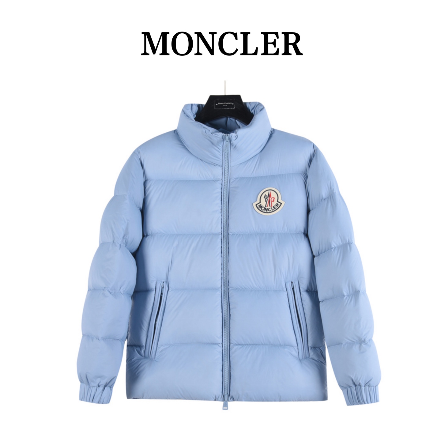本地自取💰650(支持放店)
Moncler/蒙口 Mon Citala 简约立领大标羽绒服
顶级版本,区别市面普通版本。该款羽绒服采用标志性的尼龙面料制成 25D480T尼龙防风防雨面料 拆袖设计可轻松调节款型 可根据气候情况拆卸袖子 打造更简洁造型 定制尼龙漆布面料 光泽亮度与颜色一致 里布另有两层胆布 防钻绒工艺处理 拒绝跑绒现象 毛毡刺绣标采用进口BARUDAN/百灵达绣花机 刺绣清晰精致立体饱满 御寒保暖 专属定制五金 超重工艺激光切割 保暖性更出色 抗拒严寒首选 采用90绒,更好打理 整件衣服无论是版型 厚度 到配件设计 都以上身轻盈为主,令你在城市街道或者户外探险时保持温暖。
编码:727
Size:48-56(M-3XL)