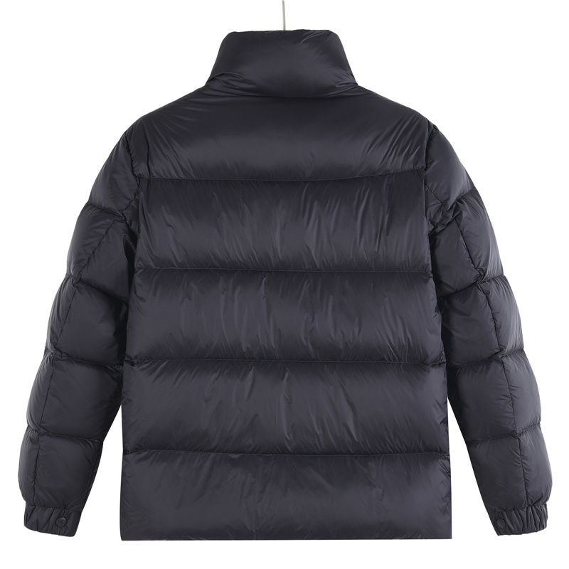 本地自取💰650(支持放店)
Moncler/蒙口 Mon Citala 简约立领大标羽绒服
顶级版本,区别市面普通版本。该款羽绒服采用标志性的尼龙面料制成 25D480T尼龙防风防雨面料 拆袖设计可轻松调节款型 可根据气候情况拆卸袖子 打造更简洁造型 定制尼龙漆布面料 光泽亮度与颜色一致 里布另有两层胆布 防钻绒工艺处理 拒绝跑绒现象 毛毡刺绣标采用进口BARUDAN/百灵达绣花机 刺绣清晰精致立体饱满 御寒保暖 专属定制五金 超重工艺激光切割 保暖性更出色 抗拒严寒首选 采用90绒,更好打理 整件衣服无论是版型 厚度 到配件设计 都以上身轻盈为主,令你在城市街道或者户外探险时保持温暖。
编码:727
Size:48-56(M-3XL)