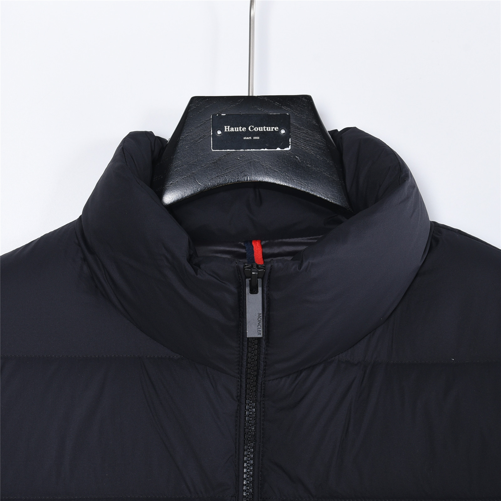 Moncler/蒙口 25Fw胸前字母连帽羽绒服