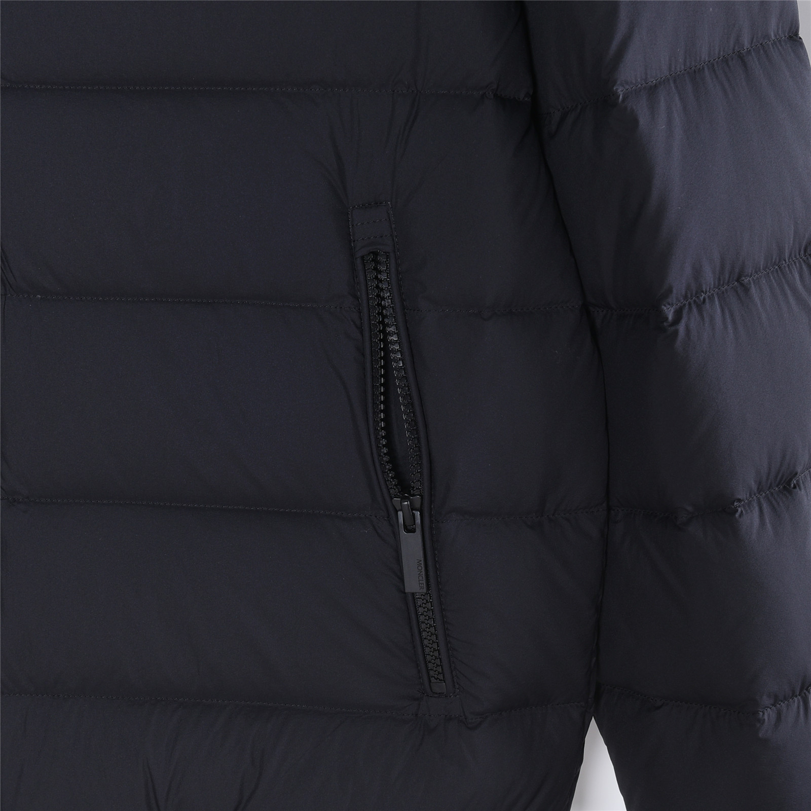 Moncler/蒙口 25Fw胸前字母连帽羽绒服