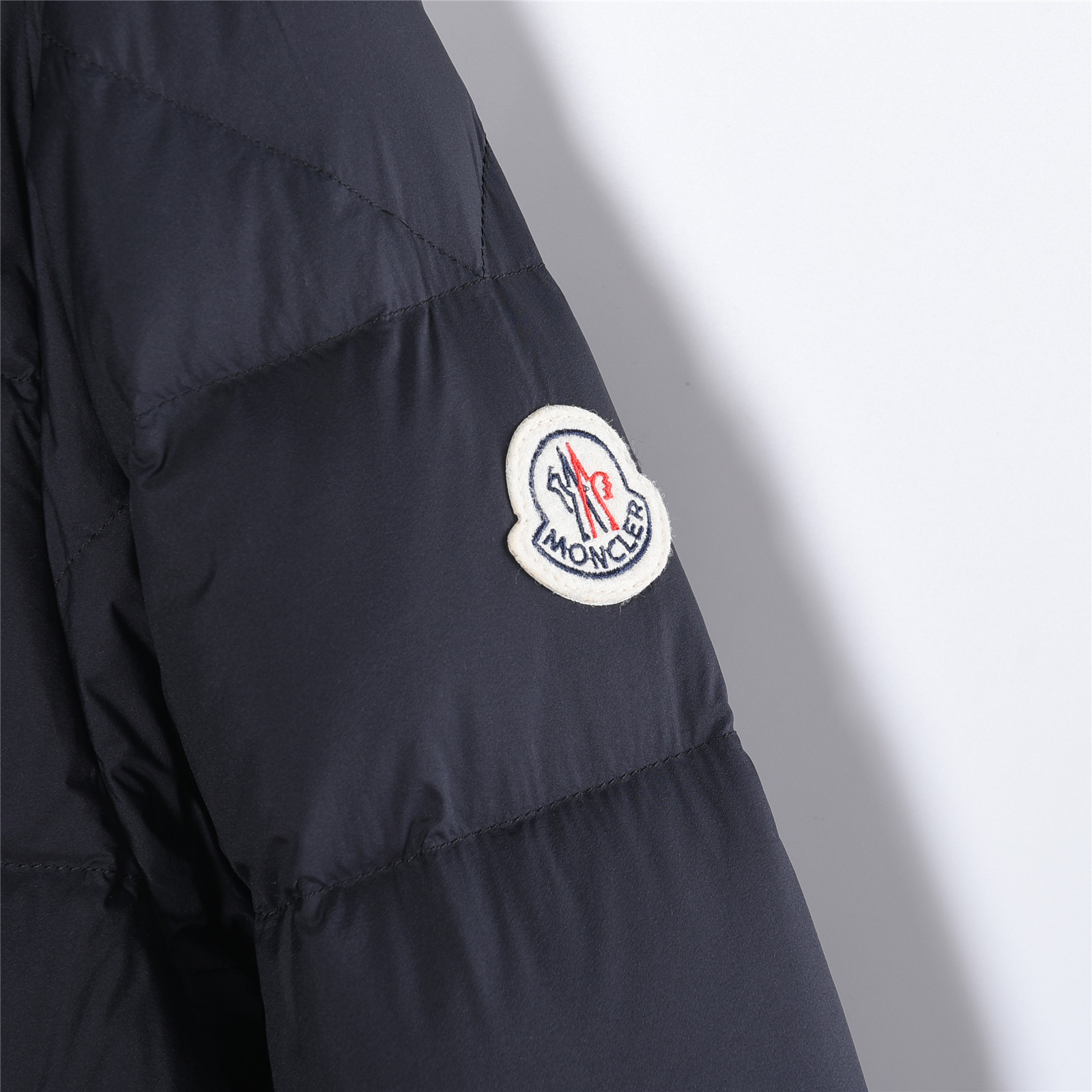 Moncler/蒙口 25Fw胸前字母连帽羽绒服