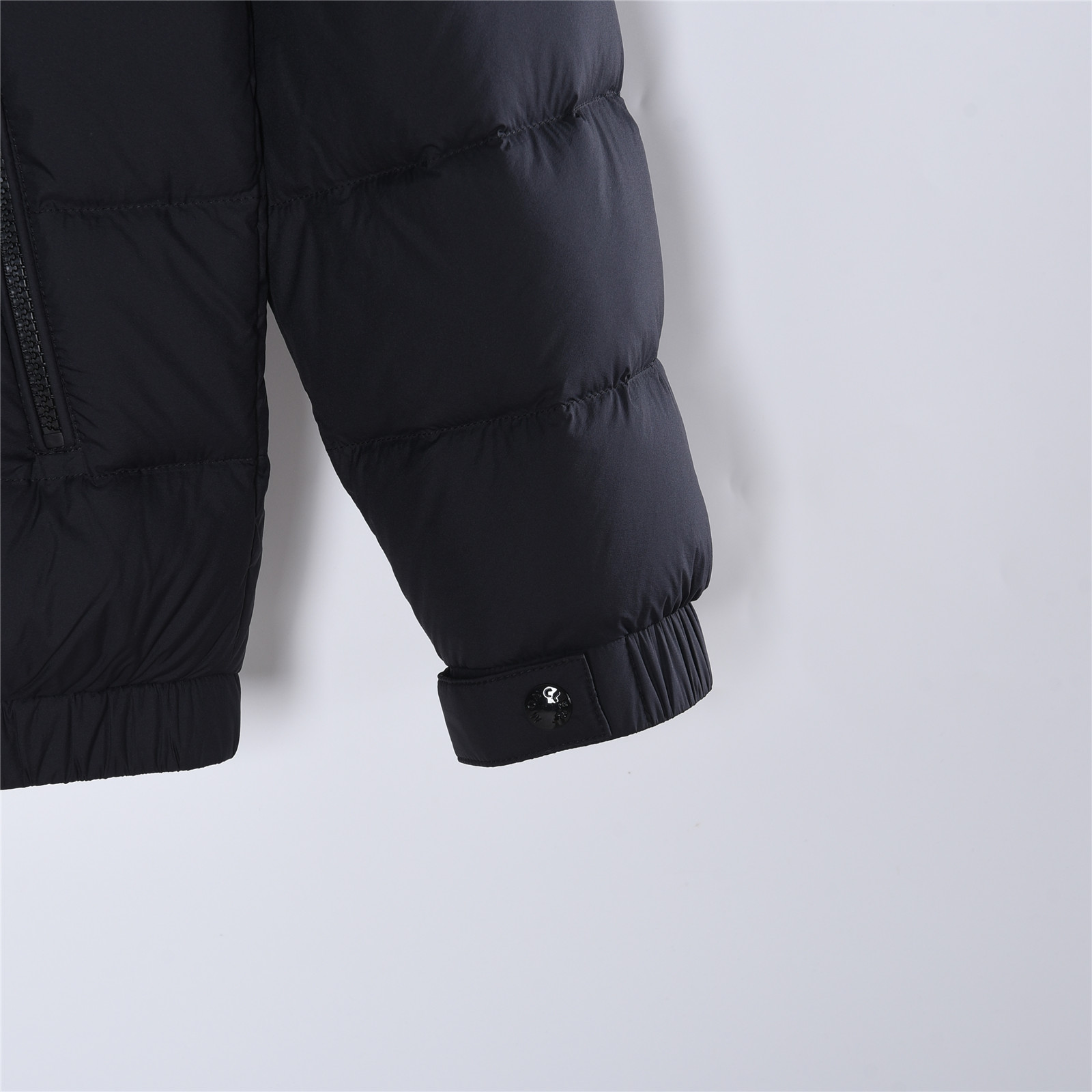 Moncler/蒙口 25Fw胸前字母连帽羽绒服