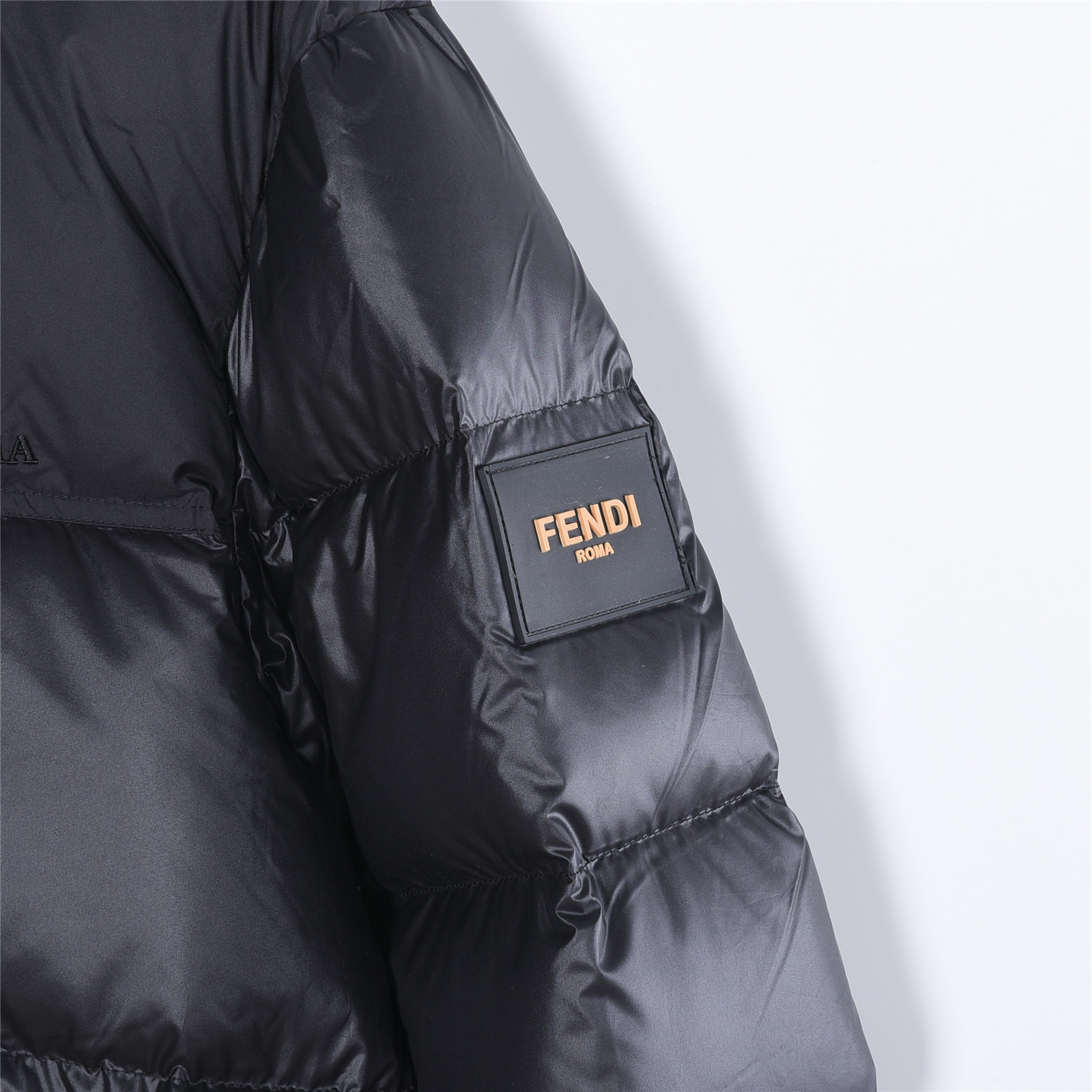Fendi/芬迪 25Fw袖标拼接连帽羽绒服