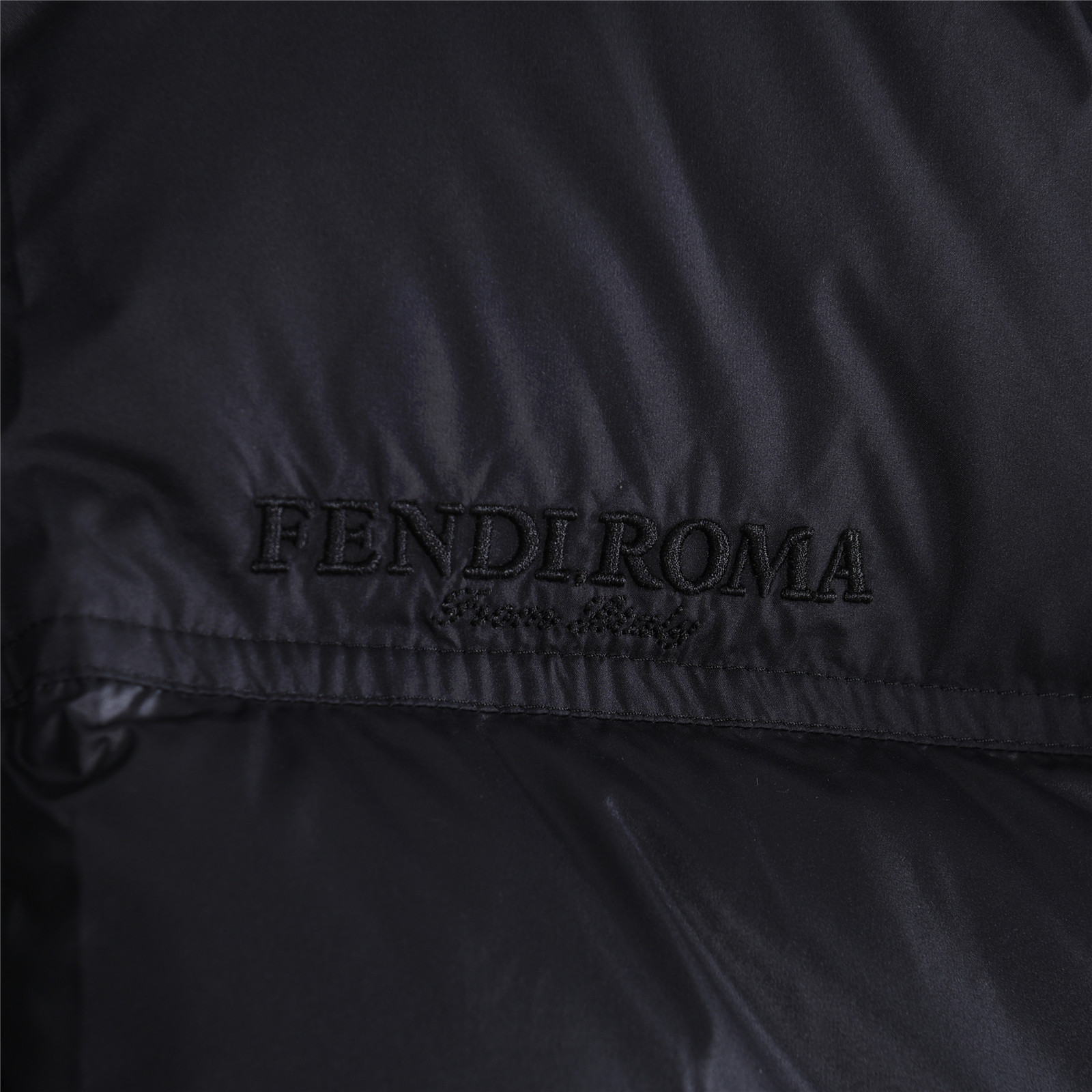 Fendi/芬迪 25Fw袖标拼接连帽羽绒服
