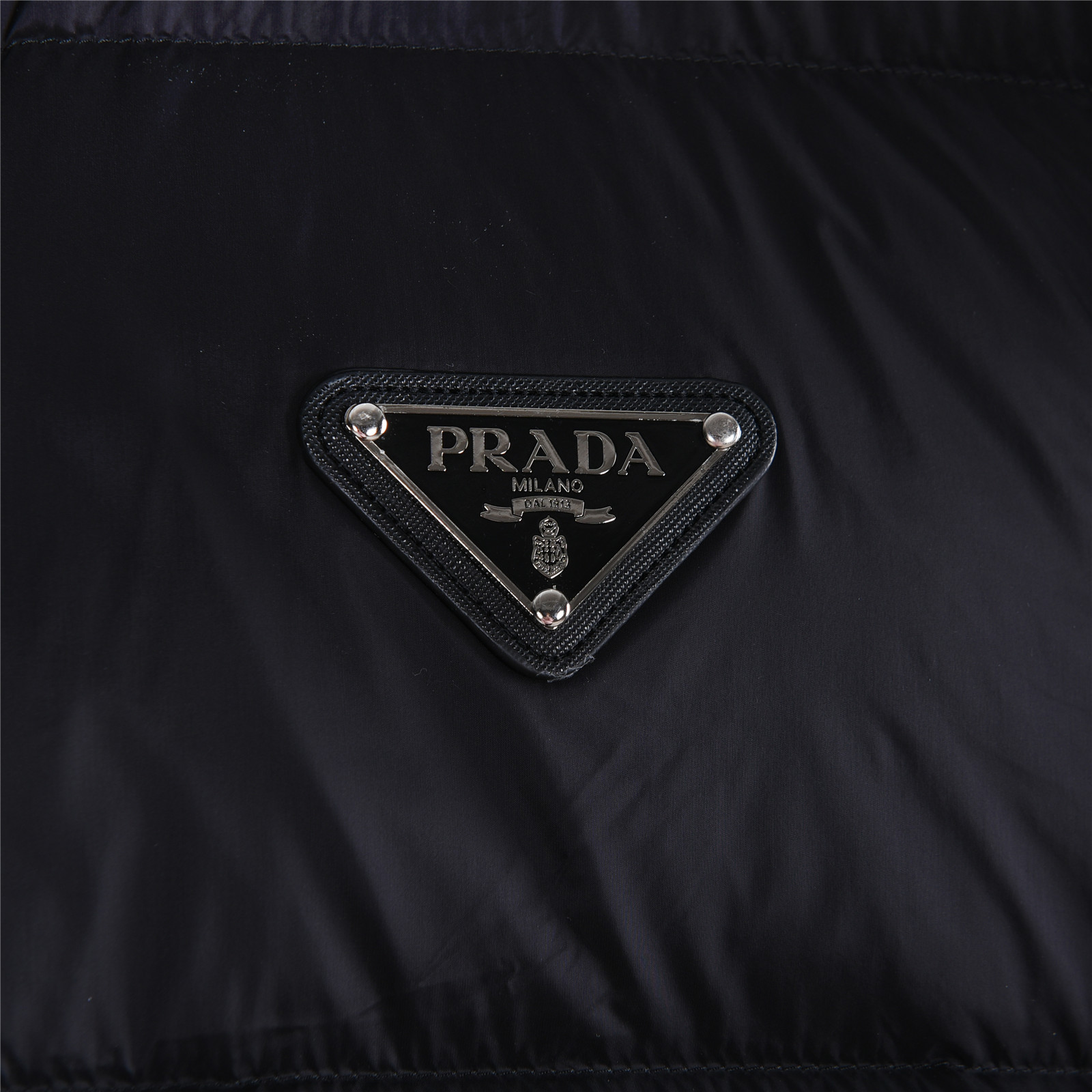 Prada/普拉达 25Fw胸口三角标连帽羽绒服 采用新国标90白鸭绒填充