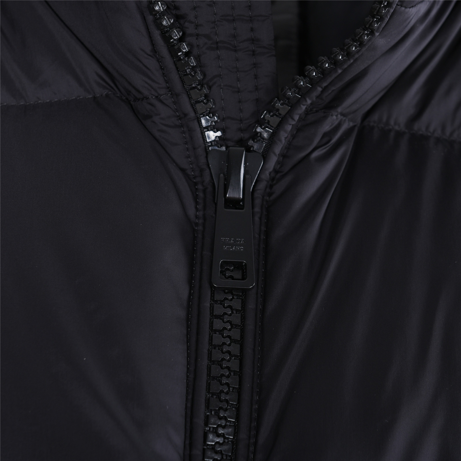 Prada/普拉达 25Fw胸口三角标连帽羽绒服 采用新国标90白鸭绒填充