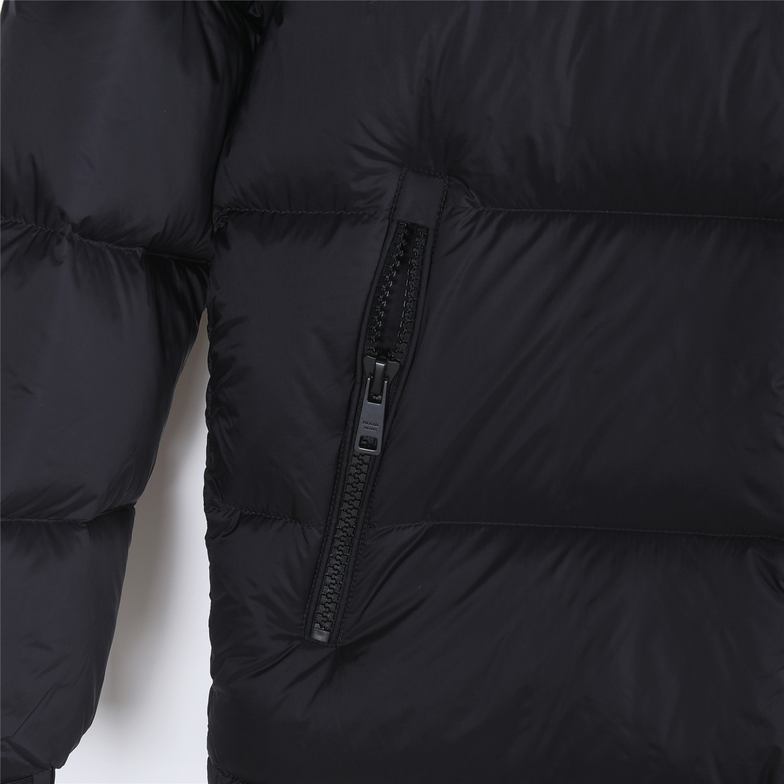 Prada/普拉达 25Fw胸口三角标连帽羽绒服 采用新国标90白鸭绒填充
