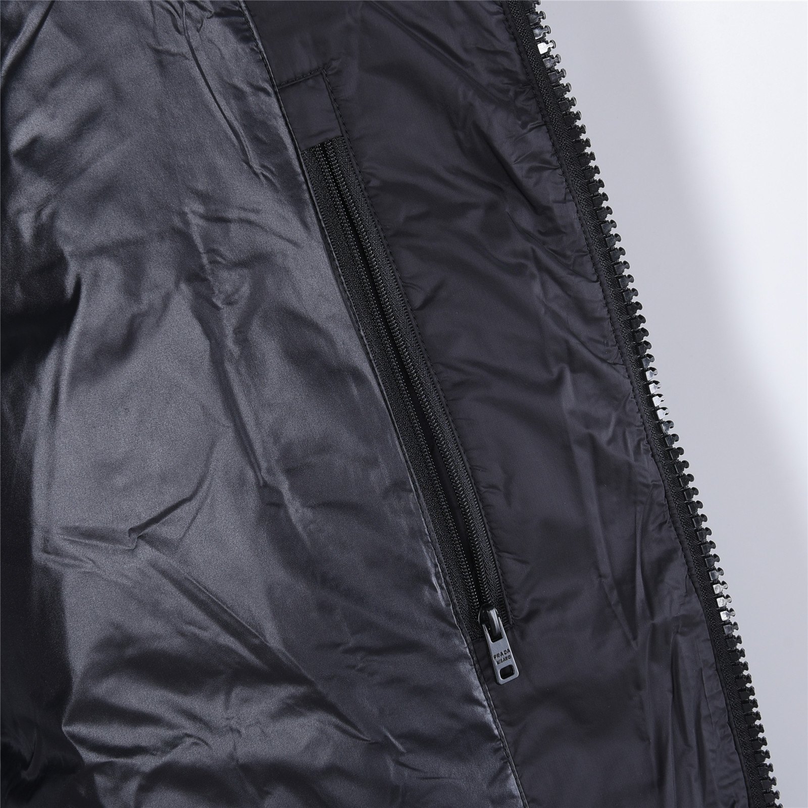 Prada/普拉达 25Fw胸口三角标连帽羽绒服 采用新国标90白鸭绒填充