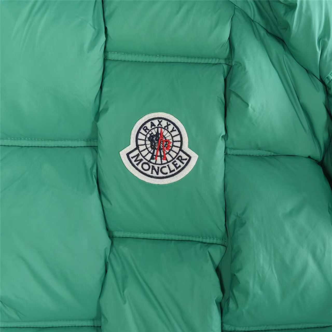 本地自取:💰880(支持放店)Moncler/蒙口 25Fw编织外套羽绒服
Moncler x Christopher Raxxy 明星同款 男女款3D绗缝拉链羽服
采用新国标90白鸭绒填充,顶级版本。这款羽绒是Moncler xChristopher Raxxy系列的男女同款单品,装饰元素传达了梦想阶梯的设计理念。
演员周雨彤、王安宇倾情演绎“梦幻楼梯”设计理念.
这款立体绗缝羽绒马甲采用轻质抗撕裂面料制成,由品牌携手
Christopher Raxxy合作打造。此款羽绒外套设计源自螺旋楼梯,其装饰元素代表着蜿蜒曲折的命运台阶。
详情
•采用轻质抗撕裂面料制成
•细密抗撕裂面料衬里
•拉链开和
•隐藏式口袋
•防风门襟
•拉链开合
•绗缝贴片,填充羽绒
•配送防尘袋
•编码:991
颜色:黑色、白色、绿色
尺码:48-56(1#-5#)