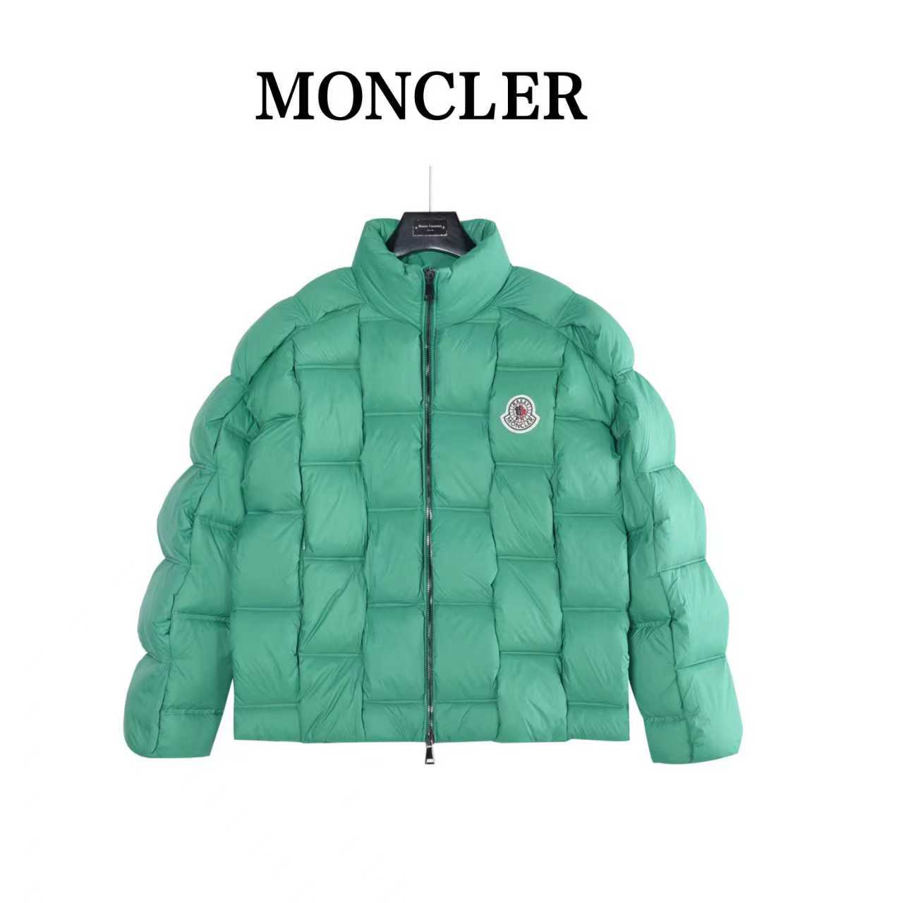 本地自取：💰880（支持放店）Moncler/蒙口 25Fw编织外套羽绒服
Moncler x Christopher Raxxy 明星同款 男女款3D绗缝拉链羽服
采用新国标90白鸭绒填充，顶级版本。这款羽绒是Moncler xChristopher Raxxy系列的男女同款单品，装饰元素传达了梦想阶梯的设计理念。
演员周雨彤、王安宇倾情演绎“梦幻楼梯”设计理念.
这款立体绗缝羽绒马甲采用轻质抗撕裂面料制成，由品牌携手
Christopher Raxxy合作打造。此款羽绒外套设计源自螺旋楼梯，其装饰元素代表着蜿蜒曲折的命运台阶。
详情
•采用轻质抗撕裂面料制成
•细密抗撕裂面料衬里
•拉链开和
•隐藏式口袋
•防风门襟
•拉链开合
•绗缝贴片，填充羽绒
•配送防尘袋
•编码：991
颜色：黑色、白色、绿色
尺码：48-56（1#-5#）
