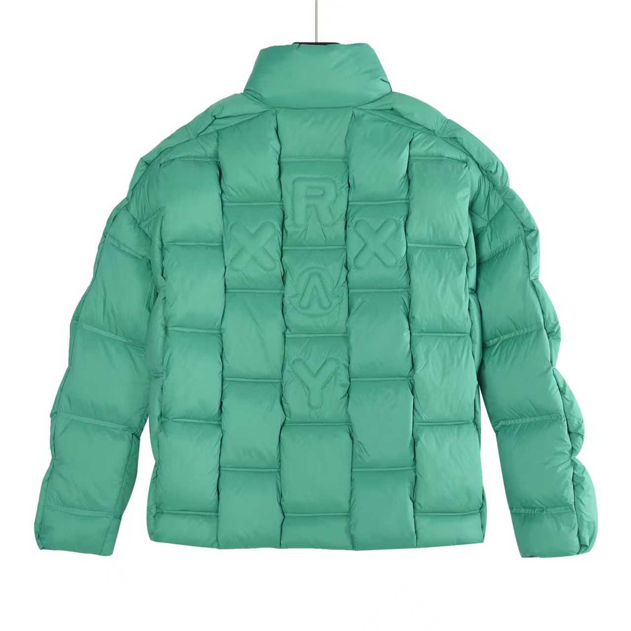 本地自取:💰880(支持放店)Moncler/蒙口 25Fw编织外套羽绒服
Moncler x Christopher Raxxy 明星同款 男女款3D绗缝拉链羽服
采用新国标90白鸭绒填充,顶级版本。这款羽绒是Moncler xChristopher Raxxy系列的男女同款单品,装饰元素传达了梦想阶梯的设计理念。
演员周雨彤、王安宇倾情演绎“梦幻楼梯”设计理念.
这款立体绗缝羽绒马甲采用轻质抗撕裂面料制成,由品牌携手
Christopher Raxxy合作打造。此款羽绒外套设计源自螺旋楼梯,其装饰元素代表着蜿蜒曲折的命运台阶。
详情
•采用轻质抗撕裂面料制成
•细密抗撕裂面料衬里
•拉链开和
•隐藏式口袋
•防风门襟
•拉链开合
•绗缝贴片,填充羽绒
•配送防尘袋
•编码:991
颜色:黑色、白色、绿色
尺码:48-56(1#-5#)