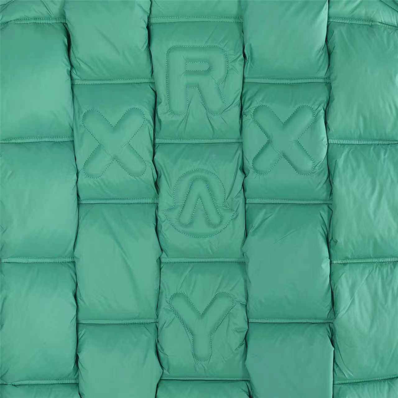 本地自取:💰880(支持放店)Moncler/蒙口 25Fw编织外套羽绒服
Moncler x Christopher Raxxy 明星同款 男女款3D绗缝拉链羽服
采用新国标90白鸭绒填充,顶级版本。这款羽绒是Moncler xChristopher Raxxy系列的男女同款单品,装饰元素传达了梦想阶梯的设计理念。
演员周雨彤、王安宇倾情演绎“梦幻楼梯”设计理念.
这款立体绗缝羽绒马甲采用轻质抗撕裂面料制成,由品牌携手
Christopher Raxxy合作打造。此款羽绒外套设计源自螺旋楼梯,其装饰元素代表着蜿蜒曲折的命运台阶。
详情
•采用轻质抗撕裂面料制成
•细密抗撕裂面料衬里
•拉链开和
•隐藏式口袋
•防风门襟
•拉链开合
•绗缝贴片,填充羽绒
•配送防尘袋
•编码:991
颜色:黑色、白色、绿色
尺码:48-56(1#-5#)