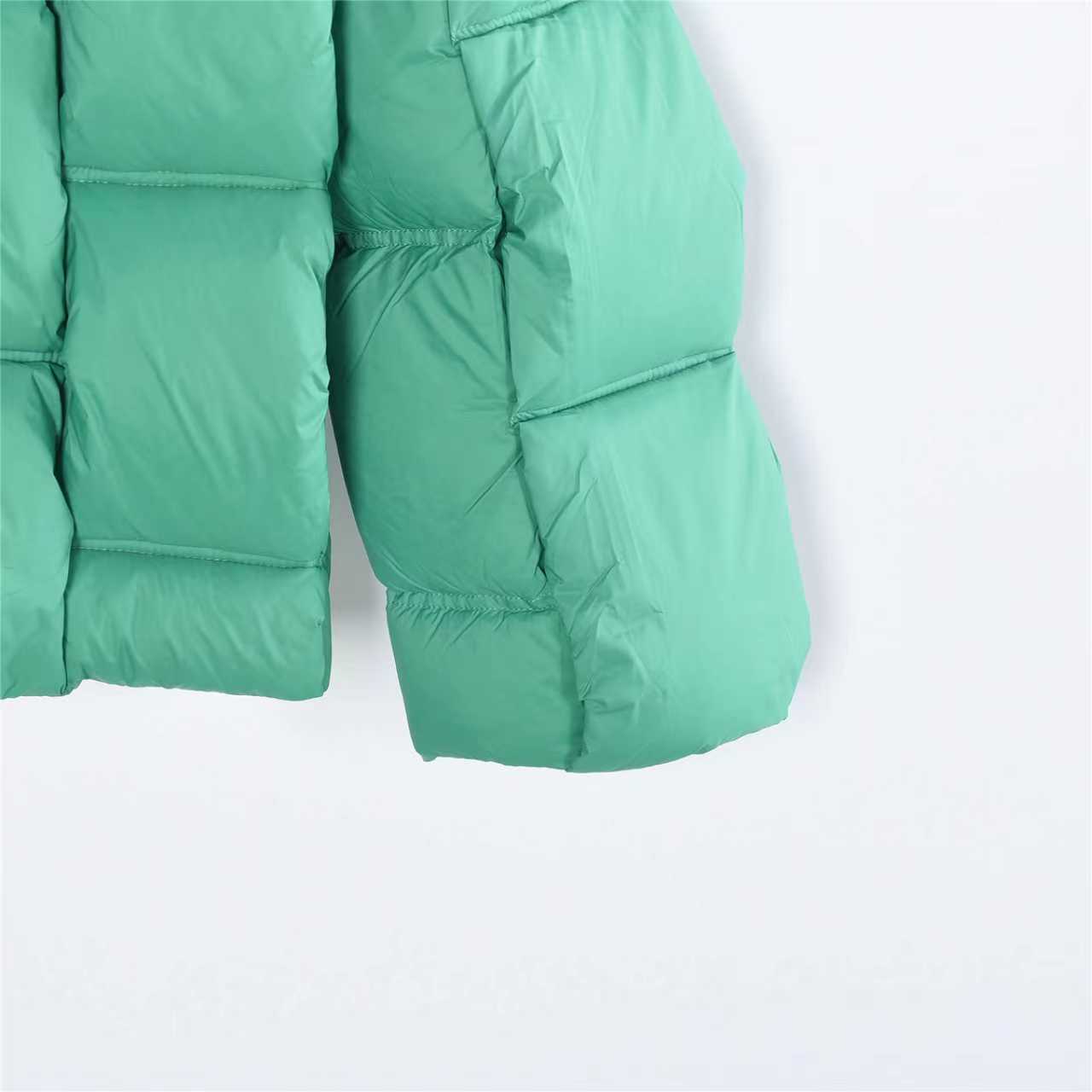 本地自取:💰880(支持放店)Moncler/蒙口 25Fw编织外套羽绒服
Moncler x Christopher Raxxy 明星同款 男女款3D绗缝拉链羽服
采用新国标90白鸭绒填充,顶级版本。这款羽绒是Moncler xChristopher Raxxy系列的男女同款单品,装饰元素传达了梦想阶梯的设计理念。
演员周雨彤、王安宇倾情演绎“梦幻楼梯”设计理念.
这款立体绗缝羽绒马甲采用轻质抗撕裂面料制成,由品牌携手
Christopher Raxxy合作打造。此款羽绒外套设计源自螺旋楼梯,其装饰元素代表着蜿蜒曲折的命运台阶。
详情
•采用轻质抗撕裂面料制成
•细密抗撕裂面料衬里
•拉链开和
•隐藏式口袋
•防风门襟
•拉链开合
•绗缝贴片,填充羽绒
•配送防尘袋
•编码:991
颜色:黑色、白色、绿色
尺码:48-56(1#-5#)