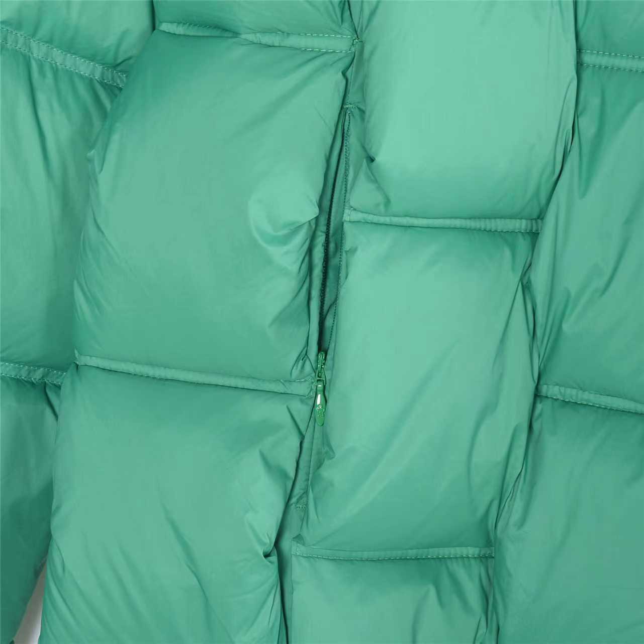 本地自取:💰880(支持放店)Moncler/蒙口 25Fw编织外套羽绒服
Moncler x Christopher Raxxy 明星同款 男女款3D绗缝拉链羽服
采用新国标90白鸭绒填充,顶级版本。这款羽绒是Moncler xChristopher Raxxy系列的男女同款单品,装饰元素传达了梦想阶梯的设计理念。
演员周雨彤、王安宇倾情演绎“梦幻楼梯”设计理念.
这款立体绗缝羽绒马甲采用轻质抗撕裂面料制成,由品牌携手
Christopher Raxxy合作打造。此款羽绒外套设计源自螺旋楼梯,其装饰元素代表着蜿蜒曲折的命运台阶。
详情
•采用轻质抗撕裂面料制成
•细密抗撕裂面料衬里
•拉链开和
•隐藏式口袋
•防风门襟
•拉链开合
•绗缝贴片,填充羽绒
•配送防尘袋
•编码:991
颜色:黑色、白色、绿色
尺码:48-56(1#-5#)