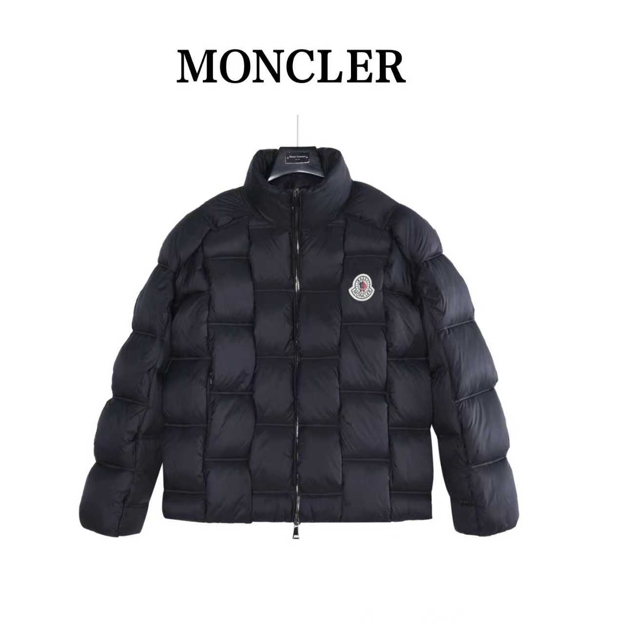 本地自取：💰880（支持放店）Moncler/蒙口 25Fw编织外套羽绒服
Moncler x Christopher Raxxy 明星同款 男女款3D绗缝拉链羽服
采用新国标90白鸭绒填充，顶级版本。这款羽绒是Moncler xChristopher Raxxy系列的男女同款单品，装饰元素传达了梦想阶梯的设计理念。
演员周雨彤、王安宇倾情演绎“梦幻楼梯”设计理念.
这款立体绗缝羽绒马甲采用轻质抗撕裂面料制成，由品牌携手
Christopher Raxxy合作打造。此款羽绒外套设计源自螺旋楼梯，其装饰元素代表着蜿蜒曲折的命运台阶。
详情
•采用轻质抗撕裂面料制成
•细密抗撕裂面料衬里
•拉链开和
•隐藏式口袋
•防风门襟
•拉链开合
•绗缝贴片，填充羽绒
•配送防尘袋
•编码：991
颜色：黑色、白色、绿色
尺码：48-56（1#-5#）