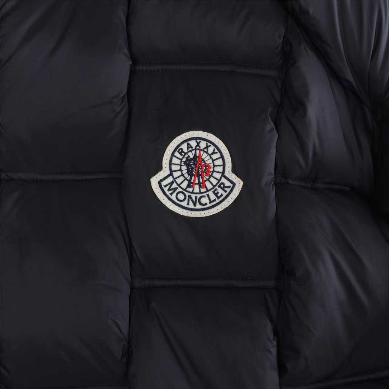 本地自取:💰880(支持放店)Moncler/蒙口 25Fw编织外套羽绒服
Moncler x Christopher Raxxy 明星同款 男女款3D绗缝拉链羽服
采用新国标90白鸭绒填充,顶级版本。这款羽绒是Moncler xChristopher Raxxy系列的男女同款单品,装饰元素传达了梦想阶梯的设计理念。
演员周雨彤、王安宇倾情演绎“梦幻楼梯”设计理念.
这款立体绗缝羽绒马甲采用轻质抗撕裂面料制成,由品牌携手
Christopher Raxxy合作打造。此款羽绒外套设计源自螺旋楼梯,其装饰元素代表着蜿蜒曲折的命运台阶。
详情
•采用轻质抗撕裂面料制成
•细密抗撕裂面料衬里
•拉链开和
•隐藏式口袋
•防风门襟
•拉链开合
•绗缝贴片,填充羽绒
•配送防尘袋
•编码:991
颜色:黑色、白色、绿色
尺码:48-56(1#-5#)