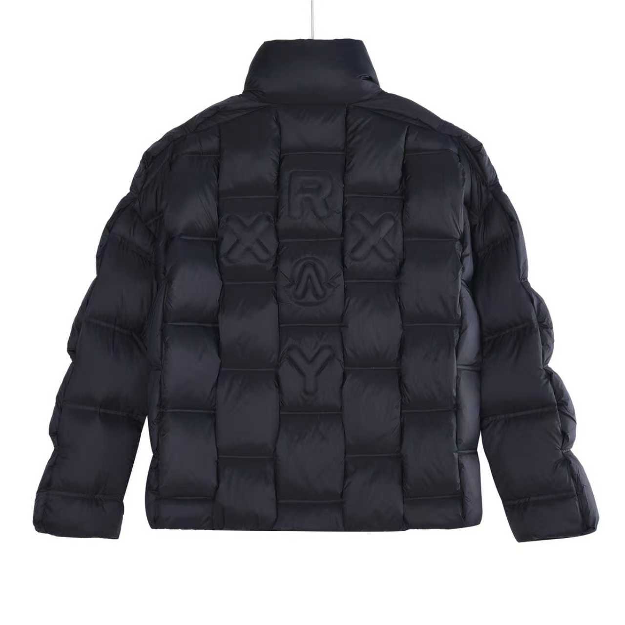 本地自取:💰880(支持放店)Moncler/蒙口 25Fw编织外套羽绒服
Moncler x Christopher Raxxy 明星同款 男女款3D绗缝拉链羽服
采用新国标90白鸭绒填充,顶级版本。这款羽绒是Moncler xChristopher Raxxy系列的男女同款单品,装饰元素传达了梦想阶梯的设计理念。
演员周雨彤、王安宇倾情演绎“梦幻楼梯”设计理念.
这款立体绗缝羽绒马甲采用轻质抗撕裂面料制成,由品牌携手
Christopher Raxxy合作打造。此款羽绒外套设计源自螺旋楼梯,其装饰元素代表着蜿蜒曲折的命运台阶。
详情
•采用轻质抗撕裂面料制成
•细密抗撕裂面料衬里
•拉链开和
•隐藏式口袋
•防风门襟
•拉链开合
•绗缝贴片,填充羽绒
•配送防尘袋
•编码:991
颜色:黑色、白色、绿色
尺码:48-56(1#-5#)