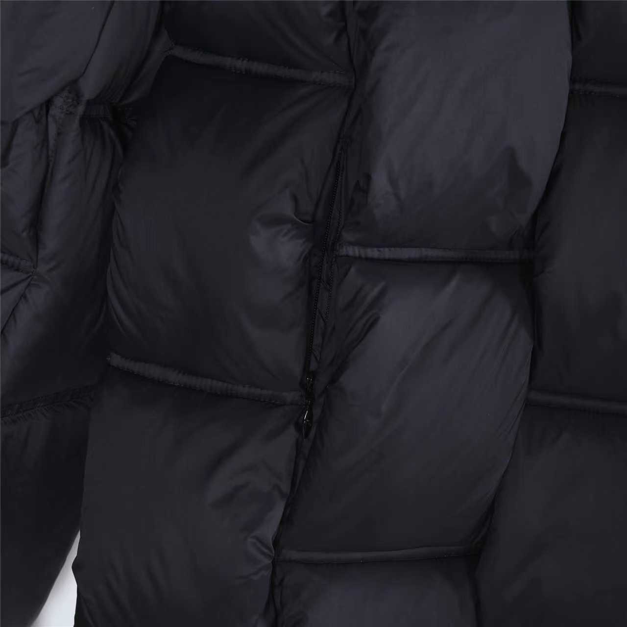 本地自取:💰880(支持放店)Moncler/蒙口 25Fw编织外套羽绒服
Moncler x Christopher Raxxy 明星同款 男女款3D绗缝拉链羽服
采用新国标90白鸭绒填充,顶级版本。这款羽绒是Moncler xChristopher Raxxy系列的男女同款单品,装饰元素传达了梦想阶梯的设计理念。
演员周雨彤、王安宇倾情演绎“梦幻楼梯”设计理念.
这款立体绗缝羽绒马甲采用轻质抗撕裂面料制成,由品牌携手
Christopher Raxxy合作打造。此款羽绒外套设计源自螺旋楼梯,其装饰元素代表着蜿蜒曲折的命运台阶。
详情
•采用轻质抗撕裂面料制成
•细密抗撕裂面料衬里
•拉链开和
•隐藏式口袋
•防风门襟
•拉链开合
•绗缝贴片,填充羽绒
•配送防尘袋
•编码:991
颜色:黑色、白色、绿色
尺码:48-56(1#-5#)