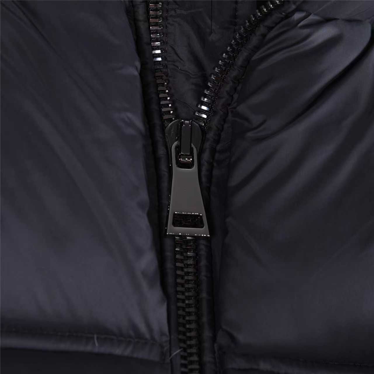 本地自取:💰880(支持放店)Moncler/蒙口 25Fw编织外套羽绒服
Moncler x Christopher Raxxy 明星同款 男女款3D绗缝拉链羽服
采用新国标90白鸭绒填充,顶级版本。这款羽绒是Moncler xChristopher Raxxy系列的男女同款单品,装饰元素传达了梦想阶梯的设计理念。
演员周雨彤、王安宇倾情演绎“梦幻楼梯”设计理念.
这款立体绗缝羽绒马甲采用轻质抗撕裂面料制成,由品牌携手
Christopher Raxxy合作打造。此款羽绒外套设计源自螺旋楼梯,其装饰元素代表着蜿蜒曲折的命运台阶。
详情
•采用轻质抗撕裂面料制成
•细密抗撕裂面料衬里
•拉链开和
•隐藏式口袋
•防风门襟
•拉链开合
•绗缝贴片,填充羽绒
•配送防尘袋
•编码:991
颜色:黑色、白色、绿色
尺码:48-56(1#-5#)