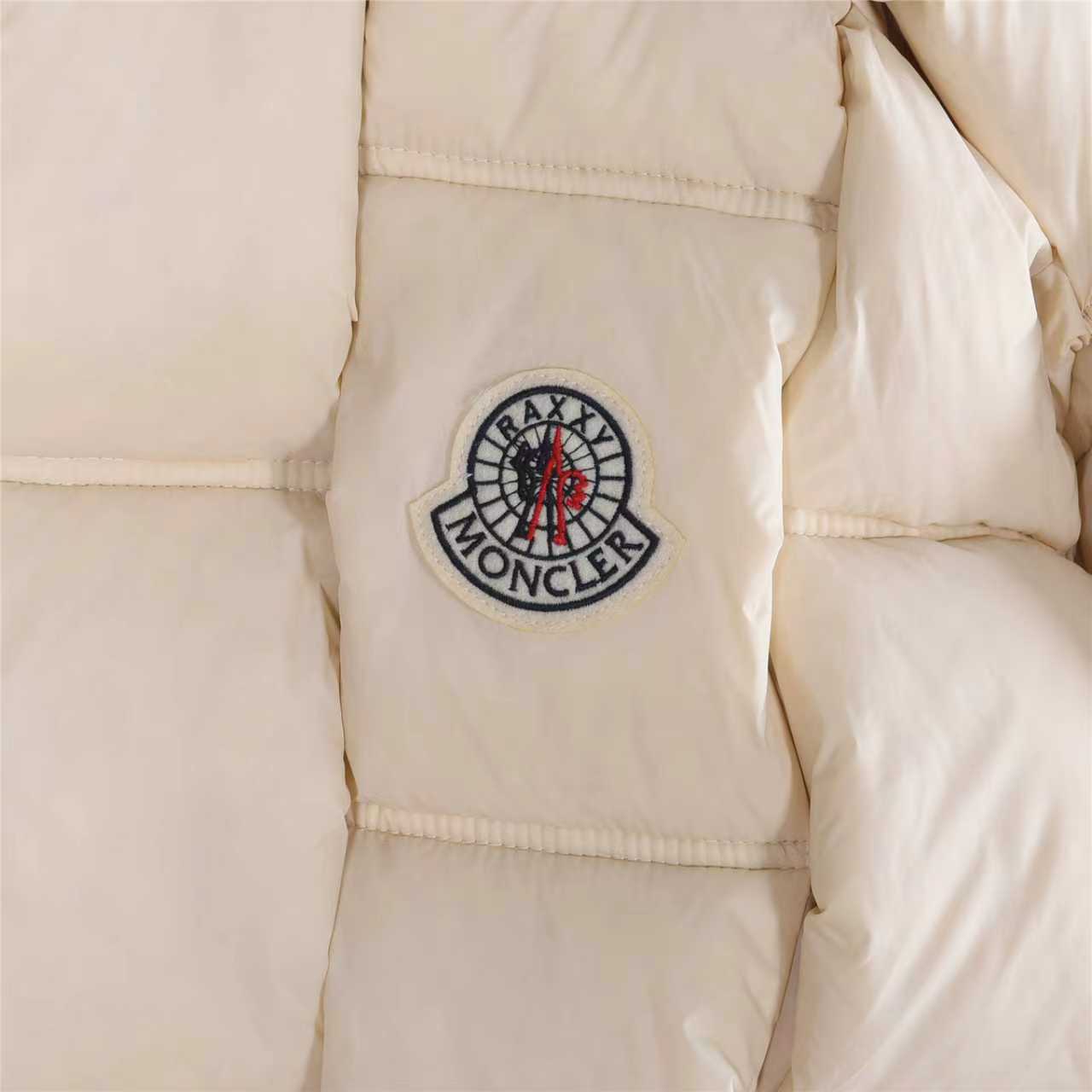 本地自取:💰880(支持放店)Moncler/蒙口 25Fw编织外套羽绒服
Moncler x Christopher Raxxy 明星同款 男女款3D绗缝拉链羽服
采用新国标90白鸭绒填充,顶级版本。这款羽绒是Moncler xChristopher Raxxy系列的男女同款单品,装饰元素传达了梦想阶梯的设计理念。
演员周雨彤、王安宇倾情演绎“梦幻楼梯”设计理念.
这款立体绗缝羽绒马甲采用轻质抗撕裂面料制成,由品牌携手
Christopher Raxxy合作打造。此款羽绒外套设计源自螺旋楼梯,其装饰元素代表着蜿蜒曲折的命运台阶。
详情
•采用轻质抗撕裂面料制成
•细密抗撕裂面料衬里
•拉链开和
•隐藏式口袋
•防风门襟
•拉链开合
•绗缝贴片,填充羽绒
•配送防尘袋
•编码:991
颜色:黑色、白色、绿色
尺码:48-56(1#-5#)