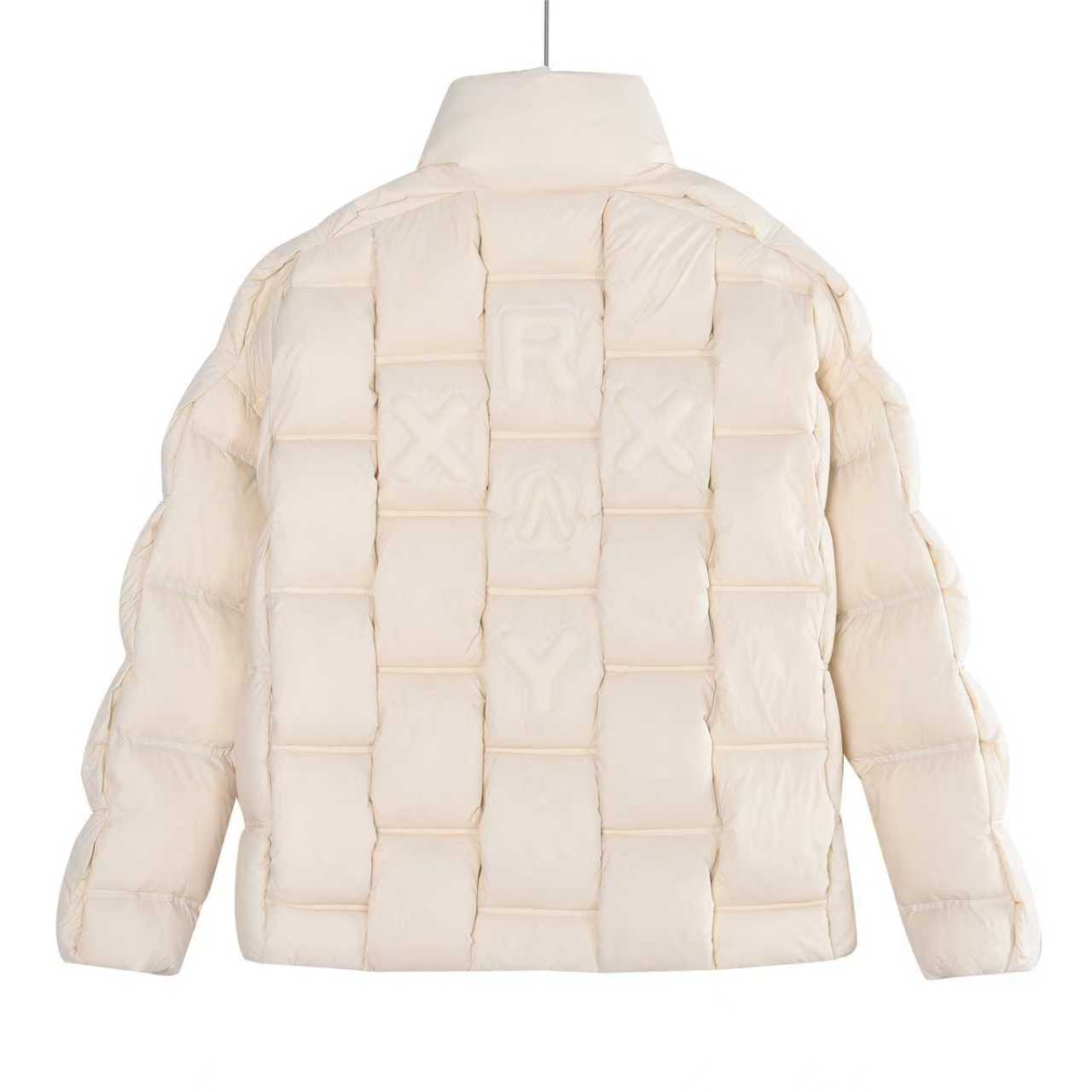 本地自取:💰880(支持放店)Moncler/蒙口 25Fw编织外套羽绒服
Moncler x Christopher Raxxy 明星同款 男女款3D绗缝拉链羽服
采用新国标90白鸭绒填充,顶级版本。这款羽绒是Moncler xChristopher Raxxy系列的男女同款单品,装饰元素传达了梦想阶梯的设计理念。
演员周雨彤、王安宇倾情演绎“梦幻楼梯”设计理念.
这款立体绗缝羽绒马甲采用轻质抗撕裂面料制成,由品牌携手
Christopher Raxxy合作打造。此款羽绒外套设计源自螺旋楼梯,其装饰元素代表着蜿蜒曲折的命运台阶。
详情
•采用轻质抗撕裂面料制成
•细密抗撕裂面料衬里
•拉链开和
•隐藏式口袋
•防风门襟
•拉链开合
•绗缝贴片,填充羽绒
•配送防尘袋
•编码:991
颜色:黑色、白色、绿色
尺码:48-56(1#-5#)