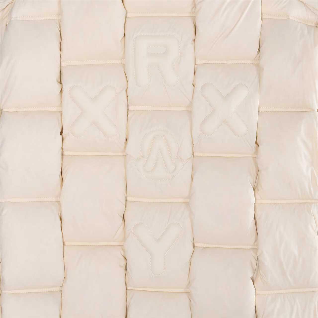 本地自取:💰880(支持放店)Moncler/蒙口 25Fw编织外套羽绒服
Moncler x Christopher Raxxy 明星同款 男女款3D绗缝拉链羽服
采用新国标90白鸭绒填充,顶级版本。这款羽绒是Moncler xChristopher Raxxy系列的男女同款单品,装饰元素传达了梦想阶梯的设计理念。
演员周雨彤、王安宇倾情演绎“梦幻楼梯”设计理念.
这款立体绗缝羽绒马甲采用轻质抗撕裂面料制成,由品牌携手
Christopher Raxxy合作打造。此款羽绒外套设计源自螺旋楼梯,其装饰元素代表着蜿蜒曲折的命运台阶。
详情
•采用轻质抗撕裂面料制成
•细密抗撕裂面料衬里
•拉链开和
•隐藏式口袋
•防风门襟
•拉链开合
•绗缝贴片,填充羽绒
•配送防尘袋
•编码:991
颜色:黑色、白色、绿色
尺码:48-56(1#-5#)