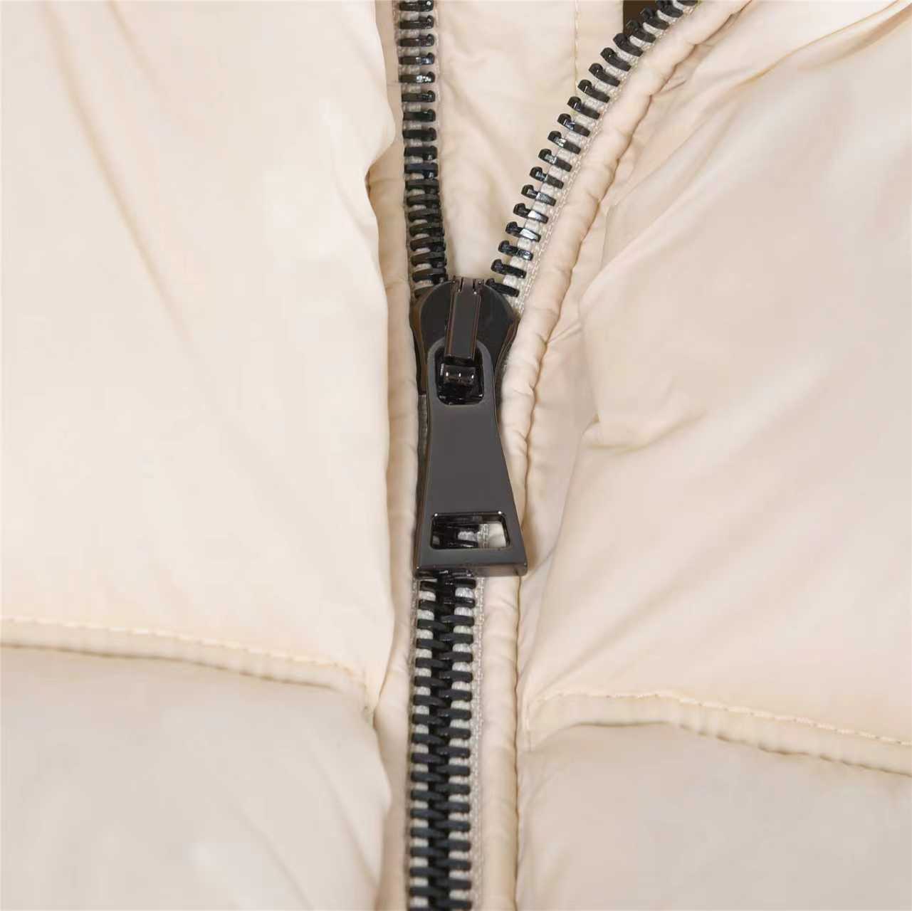 本地自取:💰880(支持放店)Moncler/蒙口 25Fw编织外套羽绒服
Moncler x Christopher Raxxy 明星同款 男女款3D绗缝拉链羽服
采用新国标90白鸭绒填充,顶级版本。这款羽绒是Moncler xChristopher Raxxy系列的男女同款单品,装饰元素传达了梦想阶梯的设计理念。
演员周雨彤、王安宇倾情演绎“梦幻楼梯”设计理念.
这款立体绗缝羽绒马甲采用轻质抗撕裂面料制成,由品牌携手
Christopher Raxxy合作打造。此款羽绒外套设计源自螺旋楼梯,其装饰元素代表着蜿蜒曲折的命运台阶。
详情
•采用轻质抗撕裂面料制成
•细密抗撕裂面料衬里
•拉链开和
•隐藏式口袋
•防风门襟
•拉链开合
•绗缝贴片,填充羽绒
•配送防尘袋
•编码:991
颜色:黑色、白色、绿色
尺码:48-56(1#-5#)