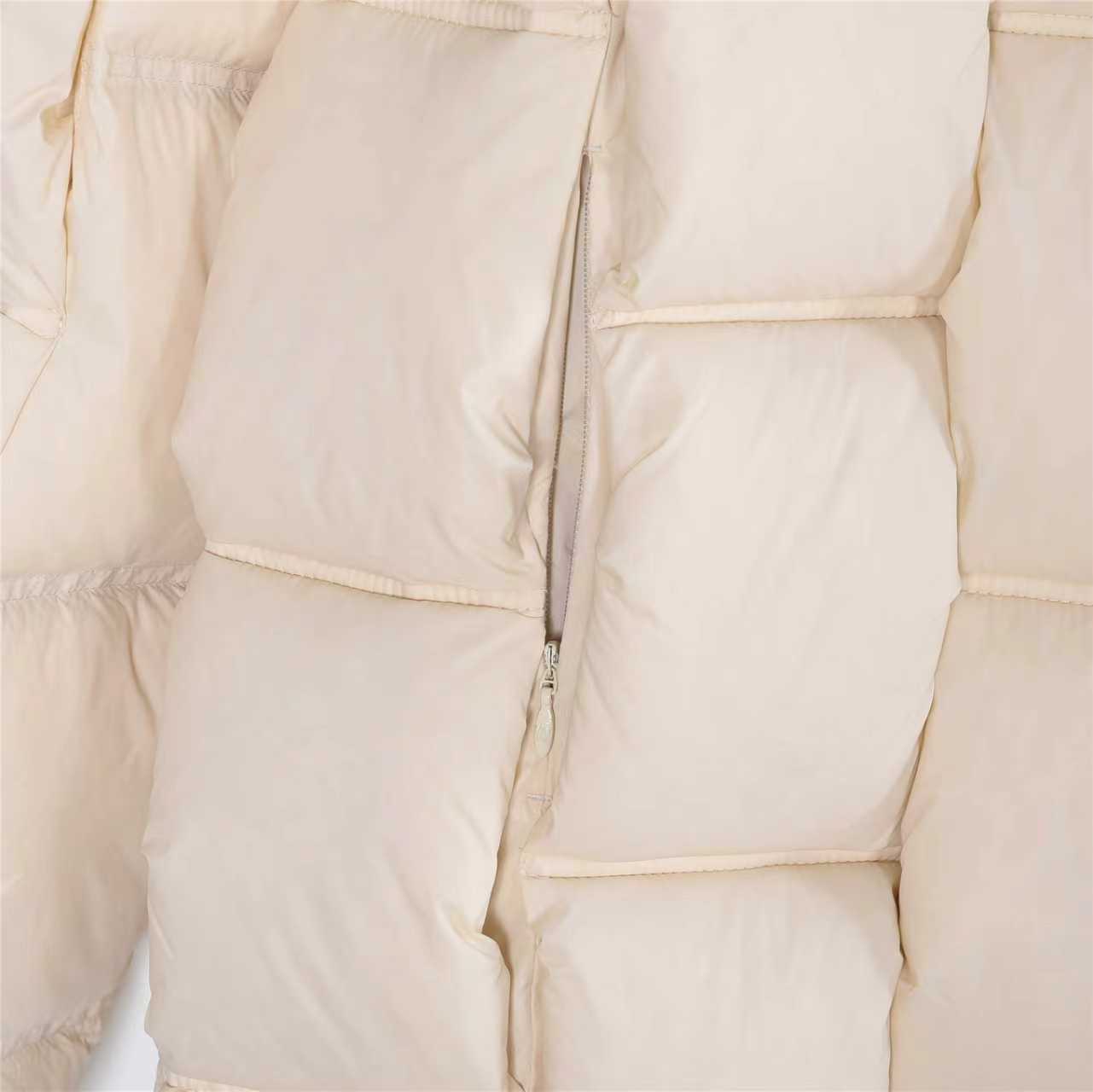 本地自取:💰880(支持放店)Moncler/蒙口 25Fw编织外套羽绒服
Moncler x Christopher Raxxy 明星同款 男女款3D绗缝拉链羽服
采用新国标90白鸭绒填充,顶级版本。这款羽绒是Moncler xChristopher Raxxy系列的男女同款单品,装饰元素传达了梦想阶梯的设计理念。
演员周雨彤、王安宇倾情演绎“梦幻楼梯”设计理念.
这款立体绗缝羽绒马甲采用轻质抗撕裂面料制成,由品牌携手
Christopher Raxxy合作打造。此款羽绒外套设计源自螺旋楼梯,其装饰元素代表着蜿蜒曲折的命运台阶。
详情
•采用轻质抗撕裂面料制成
•细密抗撕裂面料衬里
•拉链开和
•隐藏式口袋
•防风门襟
•拉链开合
•绗缝贴片,填充羽绒
•配送防尘袋
•编码:991
颜色:黑色、白色、绿色
尺码:48-56(1#-5#)