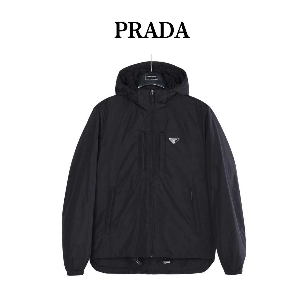 本地自取：💰650（支持放店）Prada/普拉达 胸前双口袋薄绒连帽羽绒服
顶级版本，区分市面通货，男女同款全新美学灵感趣味设计,渠道性质精品。让整体造型设计更加优雅时尚，今夏最火系列，无数明星潮人追捧。裁剪工艺细节处理工整为玩味时尚增添色彩!工整细致，合身的版型构造更是独具匠心，上身不仅有着出彩的辨识度更是减龄青春。一款穿着意义还有穿搭性能都很极致的款式，绚丽的色系调配，此款的工艺必然也是极致非凡，上身的舒适度绝对足够的强大，也是奢品本质的一种彰显！柔软轻薄，触感更是极端撩人，透气性能十分之强大，尤为适合春夏季节的穿搭所需，妥妥的穿着享受，并且各处的细节以及织带的工艺都是尽善尽美，更显高级感！ 
颜色：黑色、藏青
编码：993 
尺码：48-56