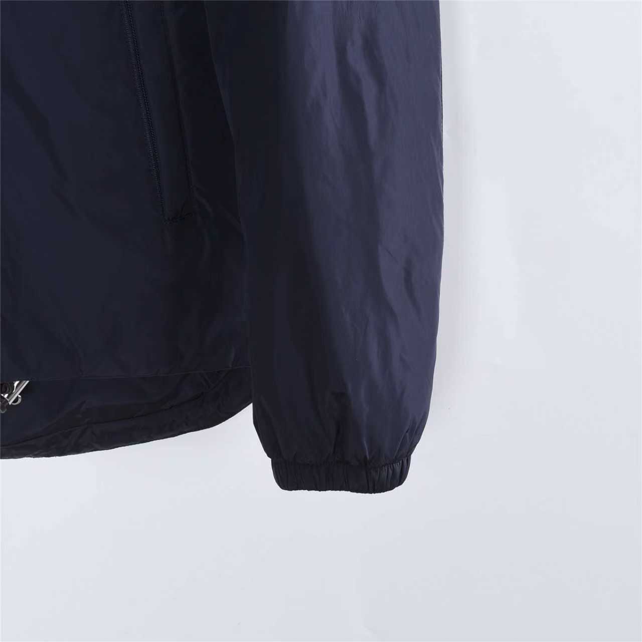 本地自取:💰650(支持放店)Prada/普拉达 胸前双口袋薄绒连帽羽绒服
顶级版本,区分市面通货,男女同款全新美学灵感趣味设计,渠道性质精品。让整体造型设计更加优雅时尚,今夏最火系列,无数明星潮人追捧。裁剪工艺细节处理工整为玩味时尚增添色彩!工整细致,合身的版型构造更是独具匠心,上身不仅有着出彩的辨识度更是减龄青春。一款穿着意义还有穿搭性能都很极致的款式,绚丽的色系调配,此款的工艺必然也是极致非凡,上身的舒适度绝对足够的强大,也是奢品本质的一种彰显!柔软轻薄,触感更是极端撩人,透气性能十分之强大,尤为适合春夏季节的穿搭所需,妥妥的穿着享受,并且各处的细节以及织带的工艺都是尽善尽美,更显高级感!
颜色:黑色、藏青
编码:993
尺码:48-56