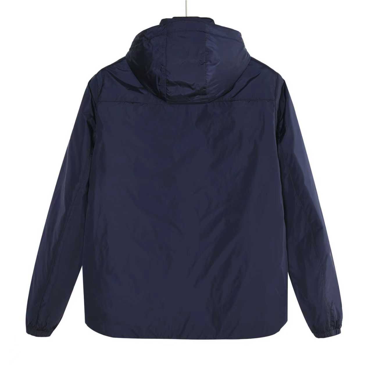 本地自取:💰650(支持放店)Prada/普拉达 胸前双口袋薄绒连帽羽绒服
顶级版本,区分市面通货,男女同款全新美学灵感趣味设计,渠道性质精品。让整体造型设计更加优雅时尚,今夏最火系列,无数明星潮人追捧。裁剪工艺细节处理工整为玩味时尚增添色彩!工整细致,合身的版型构造更是独具匠心,上身不仅有着出彩的辨识度更是减龄青春。一款穿着意义还有穿搭性能都很极致的款式,绚丽的色系调配,此款的工艺必然也是极致非凡,上身的舒适度绝对足够的强大,也是奢品本质的一种彰显!柔软轻薄,触感更是极端撩人,透气性能十分之强大,尤为适合春夏季节的穿搭所需,妥妥的穿着享受,并且各处的细节以及织带的工艺都是尽善尽美,更显高级感!
颜色:黑色、藏青
编码:993
尺码:48-56