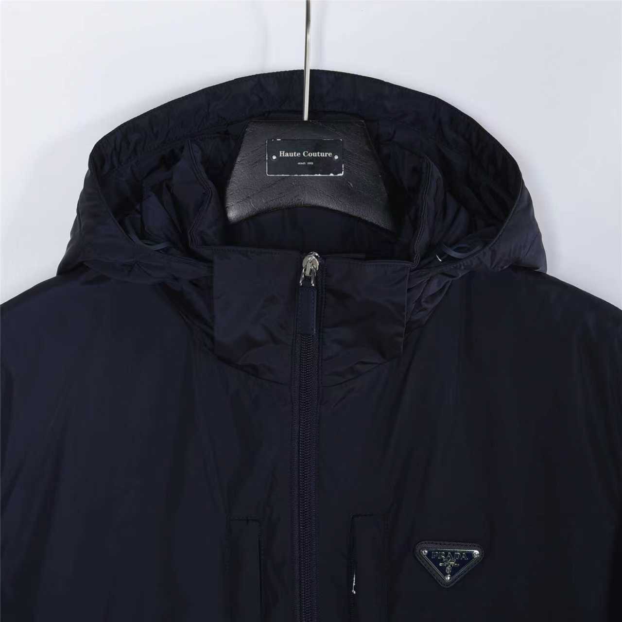 Prada/普拉达 胸前双口袋薄绒连帽羽绒服黑色 藏青