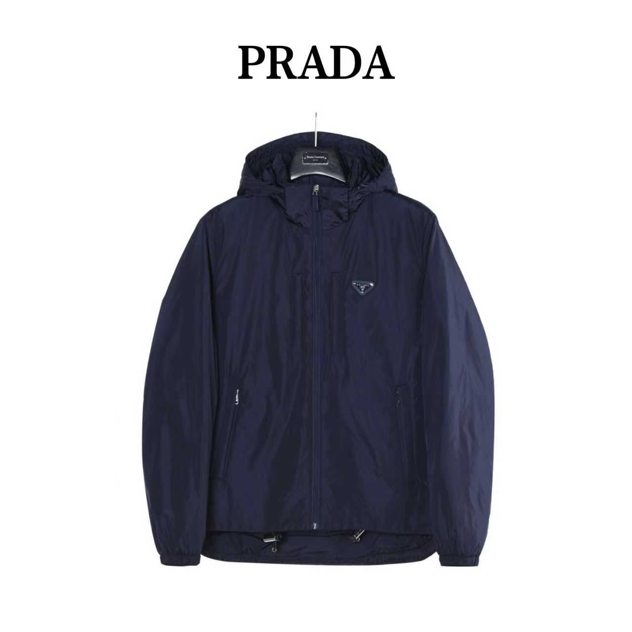 本地自取：💰650（支持放店）Prada/普拉达 胸前双口袋薄绒连帽羽绒服
顶级版本，区分市面通货，男女同款全新美学灵感趣味设计,渠道性质精品。让整体造型设计更加优雅时尚，今夏最火系列，无数明星潮人追捧。裁剪工艺细节处理工整为玩味时尚增添色彩!工整细致，合身的版型构造更是独具匠心，上身不仅有着出彩的辨识度更是减龄青春。一款穿着意义还有穿搭性能都很极致的款式，绚丽的色系调配，此款的工艺必然也是极致非凡，上身的舒适度绝对足够的强大，也是奢品本质的一种彰显！柔软轻薄，触感更是极端撩人，透气性能十分之强大，尤为适合春夏季节的穿搭所需，妥妥的穿着享受，并且各处的细节以及织带的工艺都是尽善尽美，更显高级感！ 
颜色：黑色、藏青
编码：993 
尺码：48-56