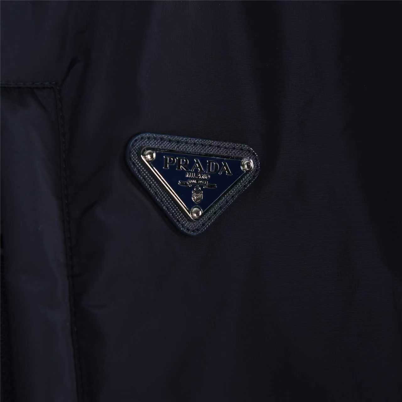 本地自取:💰650(支持放店)Prada/普拉达 胸前双口袋薄绒连帽羽绒服
顶级版本,区分市面通货,男女同款全新美学灵感趣味设计,渠道性质精品。让整体造型设计更加优雅时尚,今夏最火系列,无数明星潮人追捧。裁剪工艺细节处理工整为玩味时尚增添色彩!工整细致,合身的版型构造更是独具匠心,上身不仅有着出彩的辨识度更是减龄青春。一款穿着意义还有穿搭性能都很极致的款式,绚丽的色系调配,此款的工艺必然也是极致非凡,上身的舒适度绝对足够的强大,也是奢品本质的一种彰显!柔软轻薄,触感更是极端撩人,透气性能十分之强大,尤为适合春夏季节的穿搭所需,妥妥的穿着享受,并且各处的细节以及织带的工艺都是尽善尽美,更显高级感!
颜色:黑色、藏青
编码:993
尺码:48-56