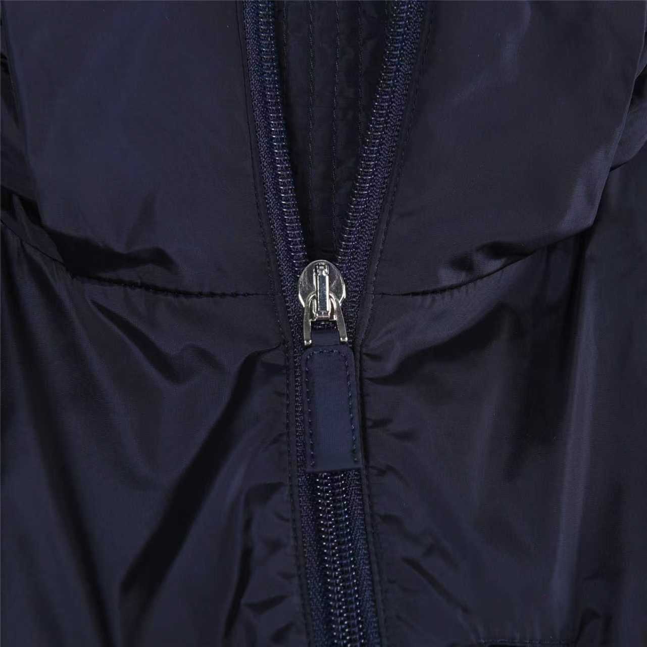 本地自取:💰650(支持放店)Prada/普拉达 胸前双口袋薄绒连帽羽绒服
顶级版本,区分市面通货,男女同款全新美学灵感趣味设计,渠道性质精品。让整体造型设计更加优雅时尚,今夏最火系列,无数明星潮人追捧。裁剪工艺细节处理工整为玩味时尚增添色彩!工整细致,合身的版型构造更是独具匠心,上身不仅有着出彩的辨识度更是减龄青春。一款穿着意义还有穿搭性能都很极致的款式,绚丽的色系调配,此款的工艺必然也是极致非凡,上身的舒适度绝对足够的强大,也是奢品本质的一种彰显!柔软轻薄,触感更是极端撩人,透气性能十分之强大,尤为适合春夏季节的穿搭所需,妥妥的穿着享受,并且各处的细节以及织带的工艺都是尽善尽美,更显高级感!
颜色:黑色、藏青
编码:993
尺码:48-56