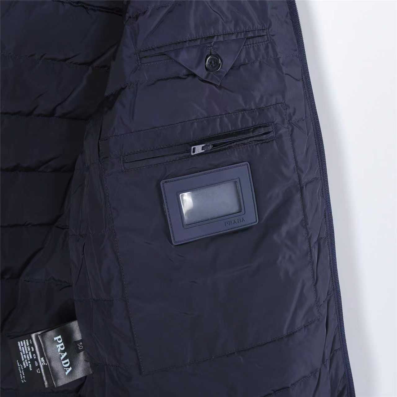 本地自取:💰650(支持放店)Prada/普拉达 胸前双口袋薄绒连帽羽绒服
顶级版本,区分市面通货,男女同款全新美学灵感趣味设计,渠道性质精品。让整体造型设计更加优雅时尚,今夏最火系列,无数明星潮人追捧。裁剪工艺细节处理工整为玩味时尚增添色彩!工整细致,合身的版型构造更是独具匠心,上身不仅有着出彩的辨识度更是减龄青春。一款穿着意义还有穿搭性能都很极致的款式,绚丽的色系调配,此款的工艺必然也是极致非凡,上身的舒适度绝对足够的强大,也是奢品本质的一种彰显!柔软轻薄,触感更是极端撩人,透气性能十分之强大,尤为适合春夏季节的穿搭所需,妥妥的穿着享受,并且各处的细节以及织带的工艺都是尽善尽美,更显高级感!
颜色:黑色、藏青
编码:993
尺码:48-56