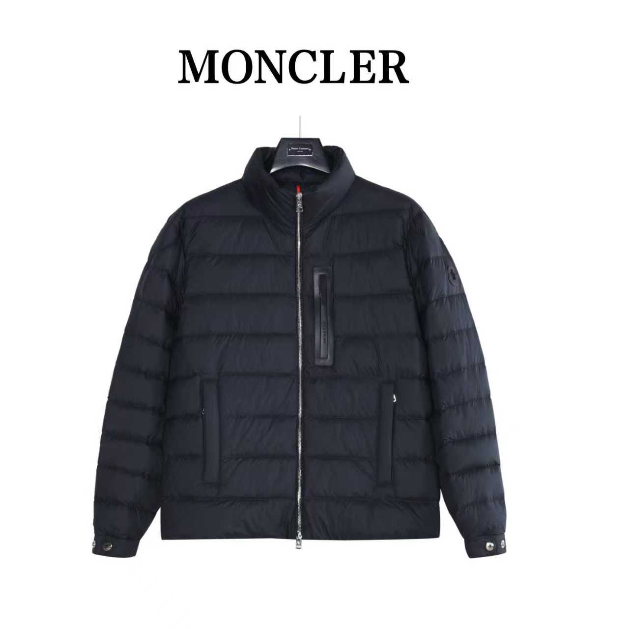 本地自取：💰650（支持放店）Moncler/蒙口 25Fw新款黑标皮拉链立领羽绒服
采用新国标90白鸭绒填充，顶级版本。顶级版本，区分市面通货，男女同款全新美学灵感趣味设计,渠道性质精品。让整体造型设计更加优雅时尚，今夏最火系列，无数明星潮人追捧。裁剪工艺细节处理工整为玩味时尚增添色彩!工整细致，合身的版型构造更是独具匠心，上身不仅有着出彩的辨识度更是减龄青春。一款穿着意义还有穿搭性能都很极致的款式，绚丽的色系调配，此款的工艺必然也是极致非凡，上身的舒适度绝对足够的强大，也是奢品本质的一种彰显！柔软轻薄，触感更是极端撩人，透气性能十分之强大，尤为适合春夏季节的穿搭所需，妥妥的穿着享受，并且各处的细节以及织带的工艺都是尽善尽美，更显高级感！ 
颜色：黑色
编码：966
尺码：48-56（1#-5#）